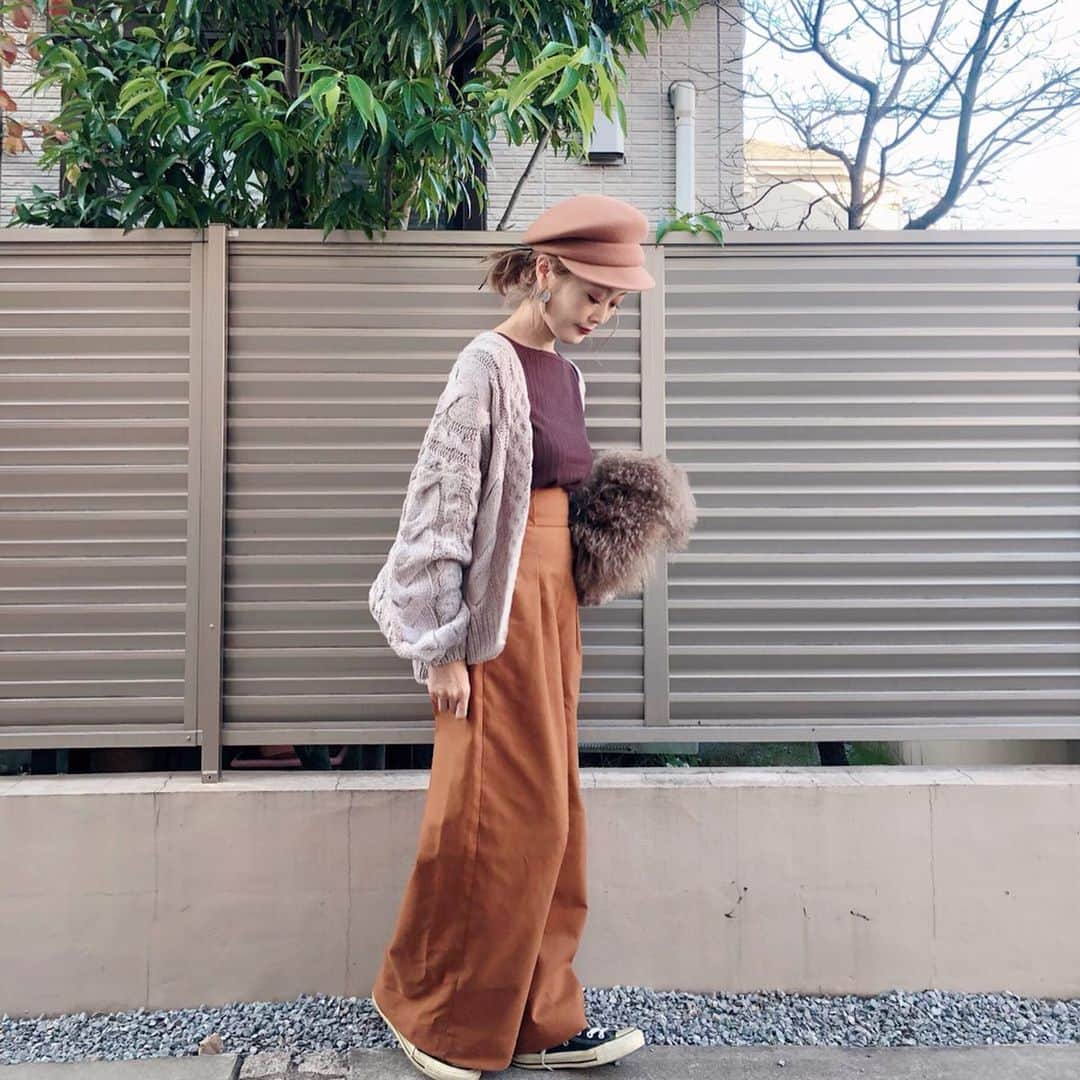 のインスタグラム：「〻brown code〻 ・ ・ ・ 🔎 @twofaces_press とあいりちゃん @n.airi_taito がコラボしたリブトップス、めっちゃ細見え✨バックスタイルも可愛いよ♡どんなボトムスでも合いそうだ🤤 ・ 🔎 @shes_closet のざっくりカーデ。ケーブル編みと色味が可愛い🥰たっぽりした袖もタイプ💘 ・ ・ ・ tops▶ @twofaces_press @n.airi_taito cardigan▶  @shes_closet ・ ・ ・ #ファッション#コーデ#fashion#ママ#ママコーデ#ponte_fashion #プチプラコーデ#大人カジュアル#ヘアアレンジ#大人可愛い#ジユジョ#옷스타그램#오오티디#シンプルコーデ#秋コーデ#ベージュコーデ#mamagirl#ママリ#ママリファッション#locari#lucrajp#産後コーデ#産後3ヶ月 #twofaces #赤ちゃんのいる生活#shes_closet#ハイトーン」