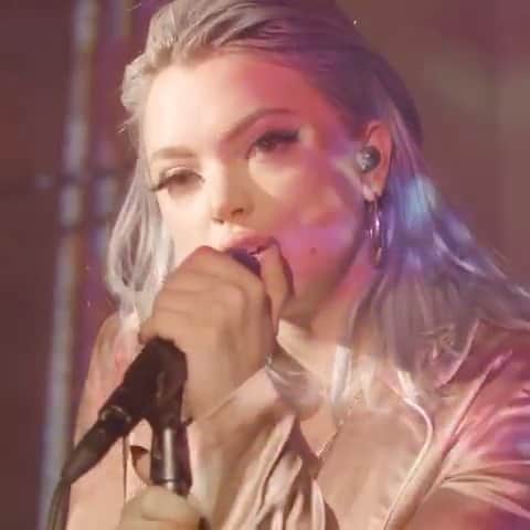 HEY VIOLETのインスタグラム：「christmas came early, babies. go ahead and take a listen with ur eyes. clean stripped official video. out now.」