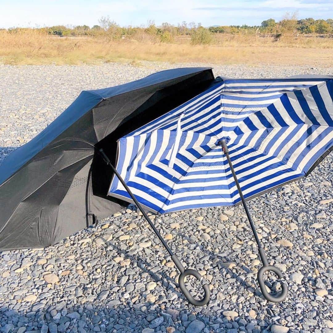 3COINSさんのインスタグラム写真 - (3COINSInstagram)「❋ PICK UP! ❋﻿ ﻿ ◆逆開き傘( ブラック/ボーダー )﻿ 各￥1,000＋tax﻿ ﻿ オススメ便利アイテムのご紹介です！﻿ この傘……逆に開きます！！﻿ 車の乗り降りにもってこいのアイテムです！﻿ ﻿ ベルモール宇都宮店のtomomi（@3coins_bellutsunomiya.tomomi ）が実演中！﻿ ﻿ 車移動が多い方は1本車内に置いておくと重宝しそうですね！﻿ ﻿ 取手がC型になっていて、腕を通すと両手が使えたり、玄関先に自立して置いておけるのもポイント高いです！﻿ ﻿ ぜひチェックしてみてくださいね♪﻿ ﻿ ✎︎＿＿＿＿＿＿＿＿＿＿＿＿＿＿＿＿＿＿＿＿＿＿﻿ ﻿ ﻿ ✴オススメアイテム✴﻿ ﻿ ﻿ 突然ですが！﻿ 普段の移動手段で車を使っている方﻿ 結構いらっしゃいますよね？！💡﻿ ﻿ とても便利で移動も楽ちんな車🚗 ✨﻿ ﻿ ﻿ ﻿ でも雨の日に車から乗り降りするときに﻿ 傘をさしたり閉じたりすると﻿ 車内も洋服も濡れちゃったりしませんか？(><)﻿ ﻿ ﻿ そんな雨の日にぜひオススメしたい！﻿ 逆開き傘をご紹介☂️⭐️﻿ ﻿ ﻿ ﻿ ﻿ 最初は普段見慣れてる傘と違って﻿ ｢どーやって使うの？｣と﻿ 疑問に思う方も多いと思いますが、、﻿ ﻿ 開くと傘が二重構造になっていて﻿ 外側が内側に、﻿ 内側が外側になるんです！﻿ ﻿ ﻿ なので濡れた面が内側にくるので﻿ 持ち歩いても洋服が濡れない！✨﻿ ﻿ ﻿ ﻿ また、車の乗り降りするときも﻿ スムーズにドアの隙間から傘をさせたり﻿ 閉じたりすることが出来るので﻿ これはとっても便利！！👏﻿ ﻿ 車内も濡れる心配もないですよね🎶﻿ ﻿ ﻿ (実際に使っているところを﻿ 動画撮ってみたので見てみてください⭐)﻿ ﻿ ﻿ ﻿ ﻿ 色は黒とボーダーの2種類💡﻿ ボーダー柄は外側が黒になっていて﻿ とてもおしゃれです♥﻿ ﻿ ﻿ ﻿ 私も車でお出かけする事が多いので﻿ これは使えるなーと思いました！✨﻿ ﻿ ぜひ店頭で開いてみてくださいね︎︎☺︎🎶﻿ ﻿ ﻿ ﻿ ﻿ ✔逆開き傘 ￥1000+tax﻿ ﻿ ﻿ ﻿ ﻿ ﻿ #3coins #3coins新商品 #スリコ #スリーコインズ #新商品#栃木#栃木県#宇都宮#宇都宮ベルモール#ベルモール #プチプラ #雑貨#生活雑貨 #逆開き傘  #逆開き #傘 #雨 #雨の日 #車 #車内  #便利グッズ」11月19日 14時33分 - 3coins_official