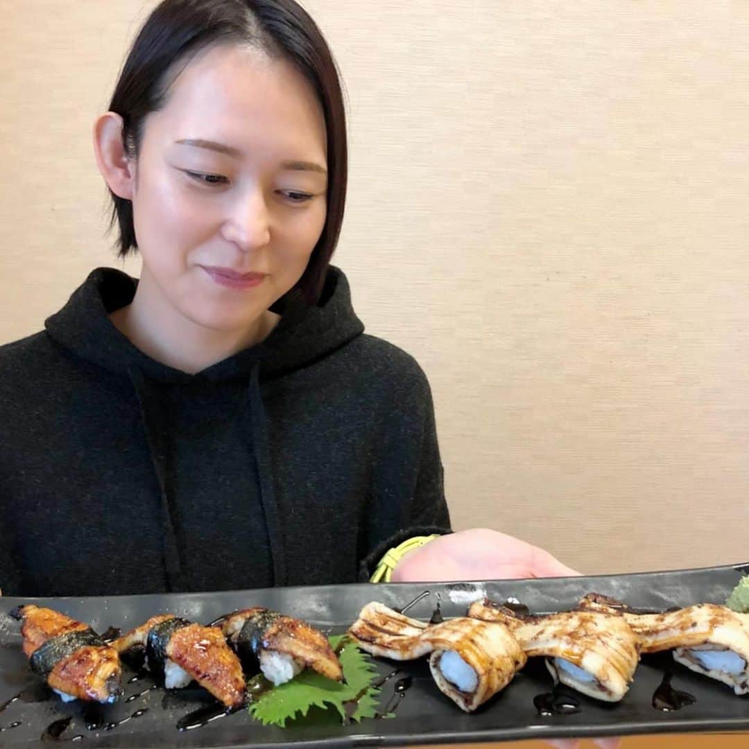 大山加奈さんのインスタグラム写真 - (大山加奈Instagram)「. . ひさしぶりにたから寿司さんに 連れていってもらいました🍣 . . 柳本JAPAN時代、 チームみんなで 伺っていたお寿司屋さん🍣 . . カウンターにずらっと並んで食べるのです。 . . 握るの大変だったろうなー笑。 . . その後も泉佐野に来た時に ちょこちょこお邪魔していましたが 今回とてもひさしぶりでした‼︎ . . あいかわらず最高でした🤤💓 おいしいお寿司食べて しあわせー💓💓💓 . . 東京に帰ります✈︎ . . #たから寿司 #大阪グルメ #貝塚市  #絶品寿司 #🍣 #泉佐野市 #関西空港」11月19日 14時39分 - kanaoyama0619