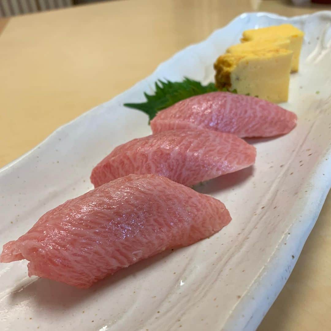 大山加奈さんのインスタグラム写真 - (大山加奈Instagram)「. . ひさしぶりにたから寿司さんに 連れていってもらいました🍣 . . 柳本JAPAN時代、 チームみんなで 伺っていたお寿司屋さん🍣 . . カウンターにずらっと並んで食べるのです。 . . 握るの大変だったろうなー笑。 . . その後も泉佐野に来た時に ちょこちょこお邪魔していましたが 今回とてもひさしぶりでした‼︎ . . あいかわらず最高でした🤤💓 おいしいお寿司食べて しあわせー💓💓💓 . . 東京に帰ります✈︎ . . #たから寿司 #大阪グルメ #貝塚市  #絶品寿司 #🍣 #泉佐野市 #関西空港」11月19日 14時39分 - kanaoyama0619