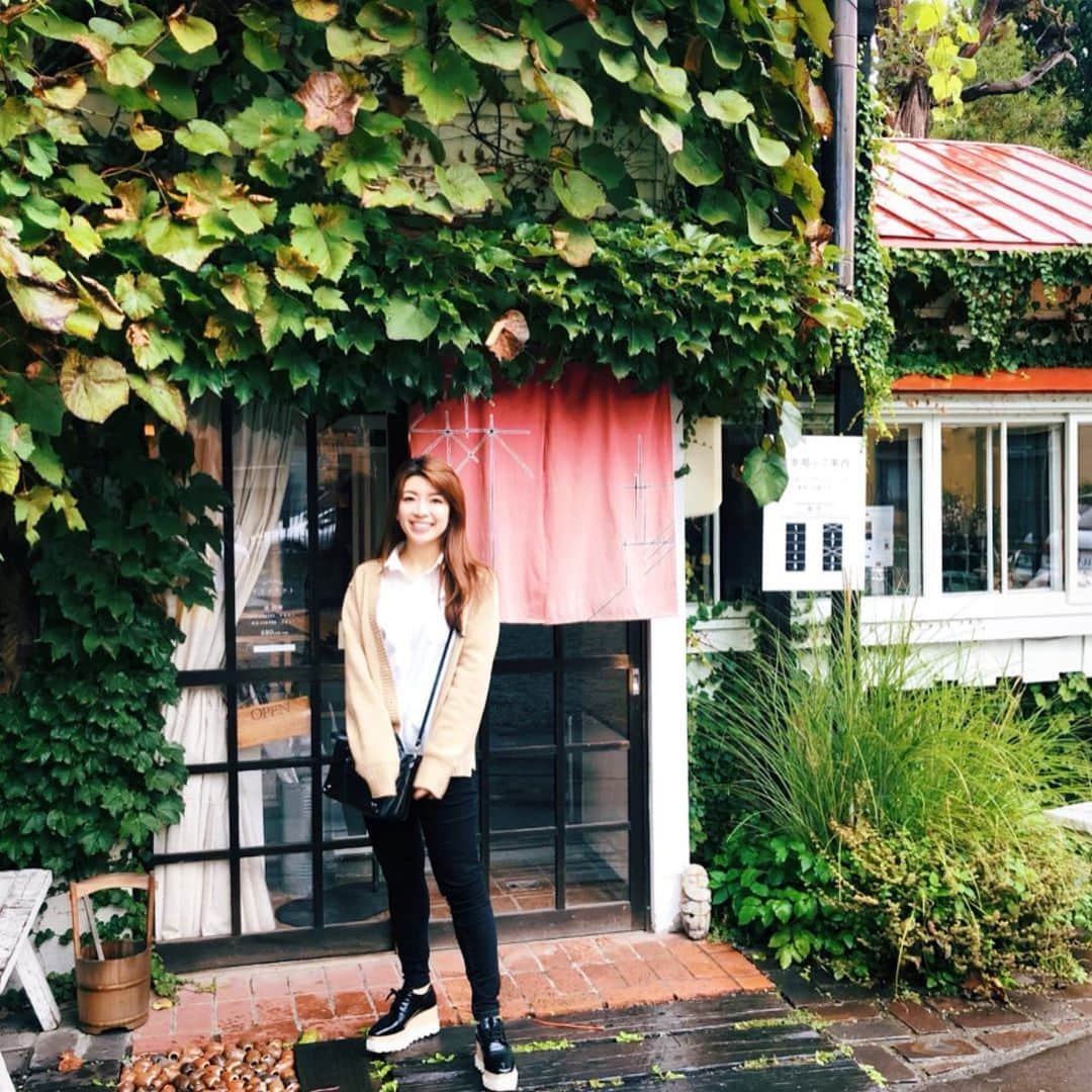 三浦マキのインスタグラム：「I became a fan of Hokkaido officially(Sapporo&Tokachi🐮) 前半はプライベートで、後半は @tokyocalendar の取材で北海道へ。 高校の修学旅行以来人生二度目の北海道。楽しすぎる上に何を食べても美味しくて大ファンに❤️ * ➀とてもステキな雰囲気の #森彦珈琲。 ➁札幌の代名詞 #締めパフェ と言えばココ!! #パフェ珈琲酒佐藤  ③大定番。いくらがたんまり盛られる #はちきょう本店 ✨ ➃ ここに行かずには帰れない、ジンギスカンと言えば #だるま  ⑤最高の #東京カレンダー クルー。special thanks @sachieozawa ❤️ ➅ここからはプライベート。札幌から車で約2-3時間の十勝へ。何を食べても美味しい!!空気が綺麗✨ ⑦宿泊したお宿の朝ごはん。最高❤️ ➇ #スープカレーと言えば #スープカレーgaraku or #ピカンティ。私的には #ピカンティ札幌駅前店 が大本命⭐️ * ご飯も美味しくて人も良くて景色も綺麗で、親友たちが札幌出身で更に嬉しい！！ * * * #北海道#札幌#十勝#hokkaido #sapporo #tokachi#nature#東京カレンダー」