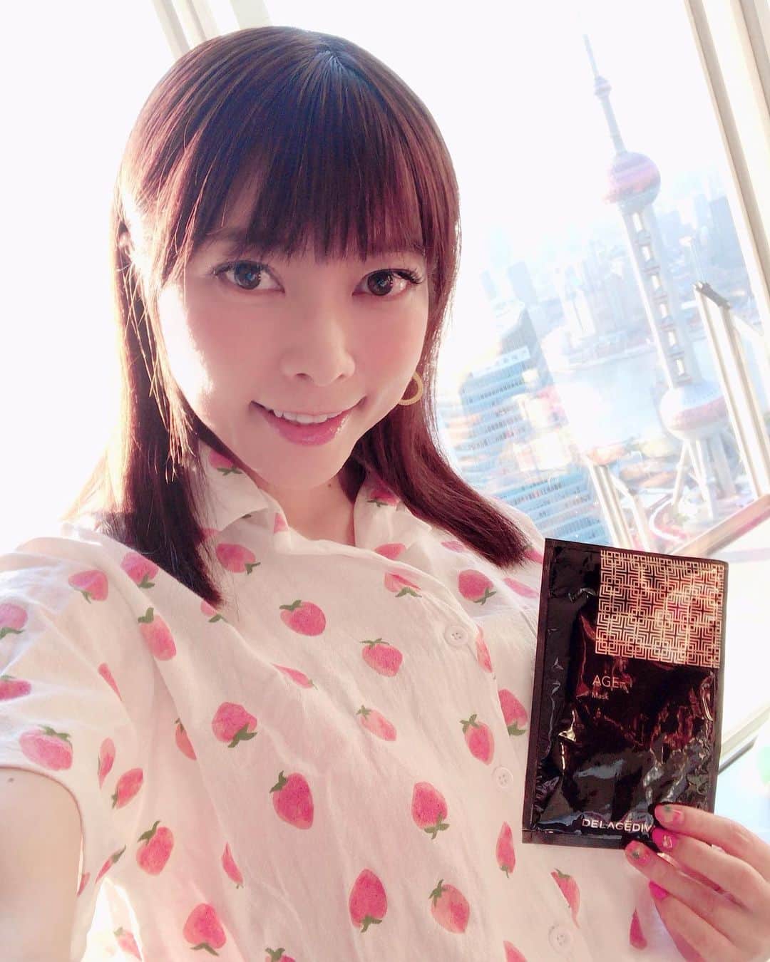 のインスタグラム：「やっほーぉぉ🌈(^○^)旅って楽しいよね❤️大好き😘 .  旅行中ってお風呂上りにフェイスマスクでお顔もリラックスさせた～い♪💗 . .  だから先週上海旅でも、この「デラジェディバ エイジ マスク」で、たっぷり保湿しちゃった♪ 超きもちいいの～～。❤️ . .  4種の天然植物エキス 4ELEMENTS配合ー！💗❤️ . .  ぷるんぷるんの美肌って感じ☆彡 エイジングケアにも最適かも❤️ . .  #PR #コスメ好き　#コスメ　#シートマスク #DELAGEDIVA　#スキンケア　#保湿　#美容　#美容マニア #デラジェディバ　#旅インスタグラマー　#旅好き女子　#旅大好き #エイジングケア　#旅ブロガー　#ブロガー　#メイクのり　#すっぴん肌 #フェイスマスク　#ナチュラルメイク　#今日のコーデ　#ファッション好き #sponsored　#旅　#ひとり旅女子　#旅女子」