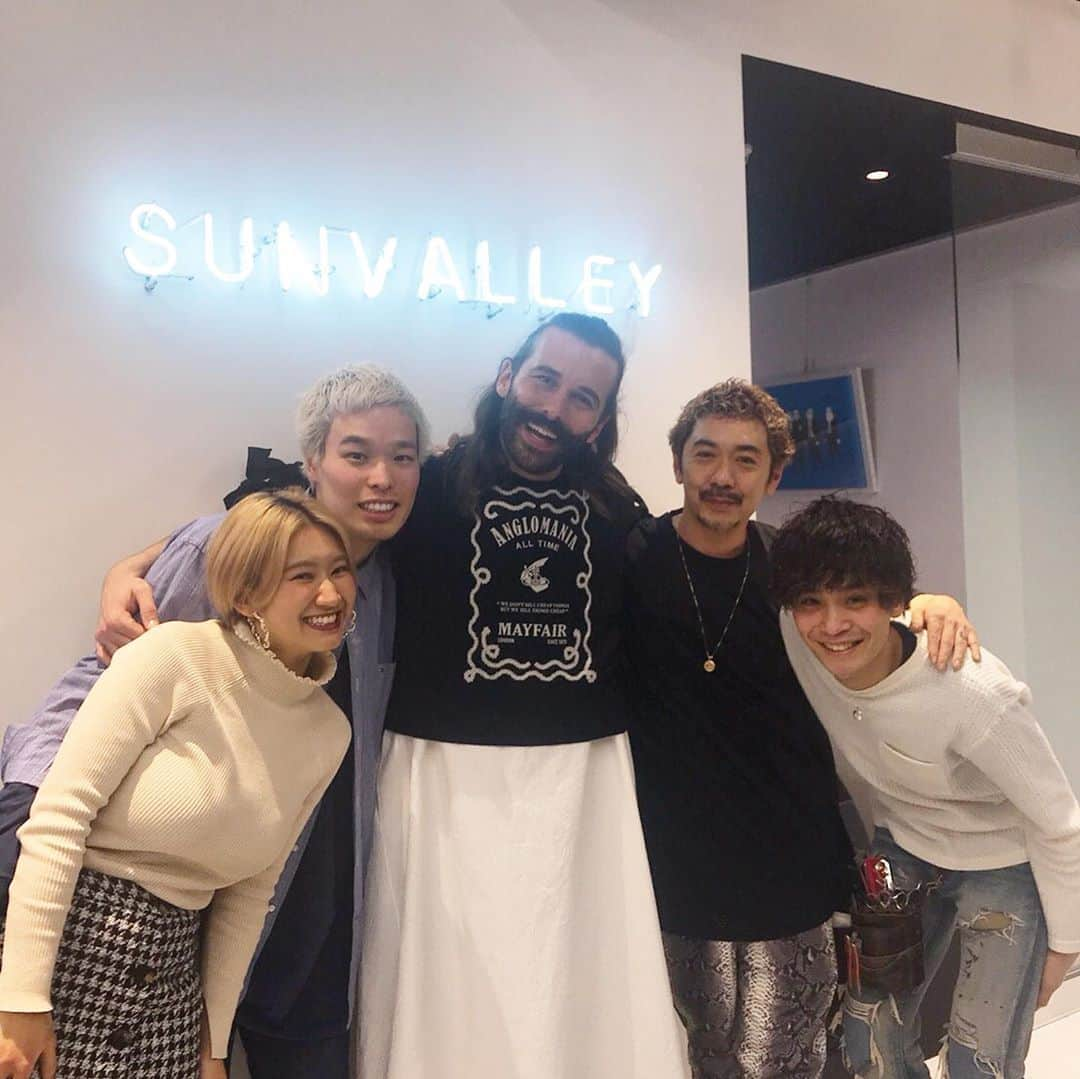 朝日光輝さんのインスタグラム写真 - (朝日光輝Instagram)「Netflixで人気の 《クィア・アイ》in JAPANの  ロケ地でSUNVALLEY @_sunvalley_  が使われてまーす🤗  ジョナサンと記念写真📸 * * * * * * * * * * #queereye #クィアアイ #Netflix#日本#Japan#ロケ地#ヘアーサロン#美容院#美容室#表参道#南青山#sunvalley」11月19日 15時03分 - mitsuteru_asahi