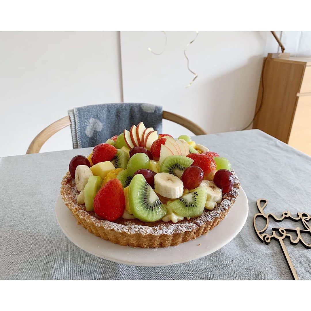emiさんのインスタグラム写真 - (emiInstagram)「・ ・ 誕生日ケーキは果物いっぱいのフルーツタルトにしました( ’◡͐’) フルーツタルト、フルーツ乗せるバランスが難しかった。。。 ・ ・ ・ ・ #誕生日ケーキ#手作り#フルーツタルト#直井真奈美#ケーキトッパー #andmerci」11月19日 15時04分 - emiyuto