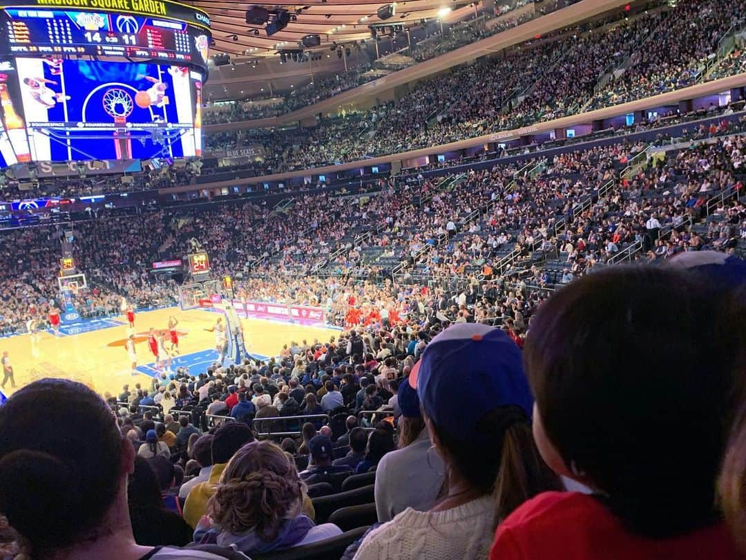 白渚すずさんのインスタグラム写真 - (白渚すずInstagram)「もう1ヶ月以上前だけど… 初NBA観戦🏀 ワシントン・ウィザーズがNYで試合するって事で 八村くん見たさに行ったんだけど… その日は出場せず…😭 でもとても誇らしい気分になった♡ ・ そして息子は初スポーツ観戦。 TVでバスケシーンを見つけると… 「ボール、ポーン…パパとママと○○と○○と…」 と一緒に行った人の名前を言っていて ちゃんと記憶に残ってるんだ！ってビックリ！！ ぜひスポーツ万能男子になって欲しい♡笑 ・ #nba #basketball  #madisonsquaregarden  #newyorknicks #washingtonwizards  #newyork#ny#nyc#america #バスケットボール#NBA観戦 #ニューヨーク#ニューヨーク生活」11月19日 15時18分 - suzubell_44