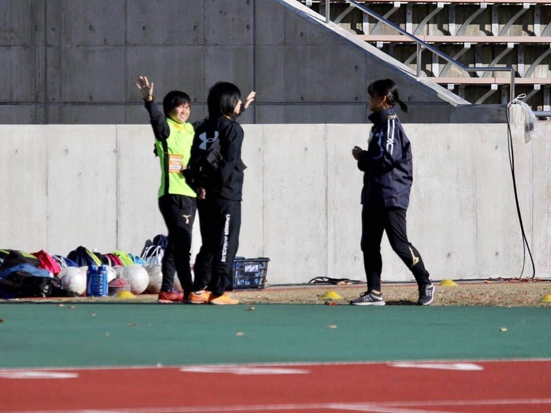 東京スポーツ・レクリエーション専門学校さんのインスタグラム写真 - (東京スポーツ・レクリエーション専門学校Instagram)「‪＼母校のサッカー部をサポート／‬ ‪・ 先週末、関東高校女子サッカー選手権を戦っていた 日本航空高校女子サッカー部を、‬ ‪ST科在校生がアスレティックトレーナー実習でサポート💪‬ ‪・ 惜しくもこの日の3位決定戦は敗れてしまいましたが 全国大会も頑張って欲しいです！‬ ・ 当時からお世話になっていたGKコーチと後輩GKと📸😊 ・ #関東高校女子サッカー選手権 #日本航空高校 #サッカー部　#女子サッカー #女サカ  #女子サッカー部　#GK #footballgirl  #高校サッカー #サッカー部⚽️ #ST科　#スポーツトレーナー #スポーツトレーナー科 ‪#TSRトレーナー‬ #アスレティックトレーナー #アスレティックトレーナー実習 ‪#AT実習 ‬‪#部活 #部活サポート #トレーナー‬」11月19日 15時19分 - jikeitsr