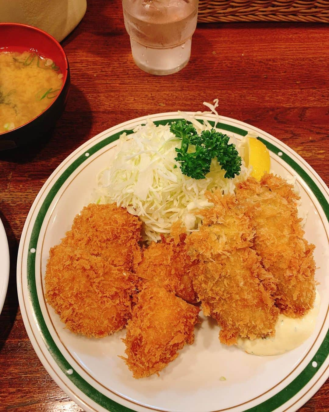 樫原伸彦さんのインスタグラム写真 - (樫原伸彦Instagram)「朝ご飯、行列の四谷たけださんにて ヒレカキ定食◎◎ 牡蠣フライマジやばい。  このあとは 四谷ハニーバーストで 鈴湯×樫原×堀江淳  楽しみ。 おなかいっぱい。  #とんかつ　#tonkatsu」11月19日 15時32分 - nobustagrammy