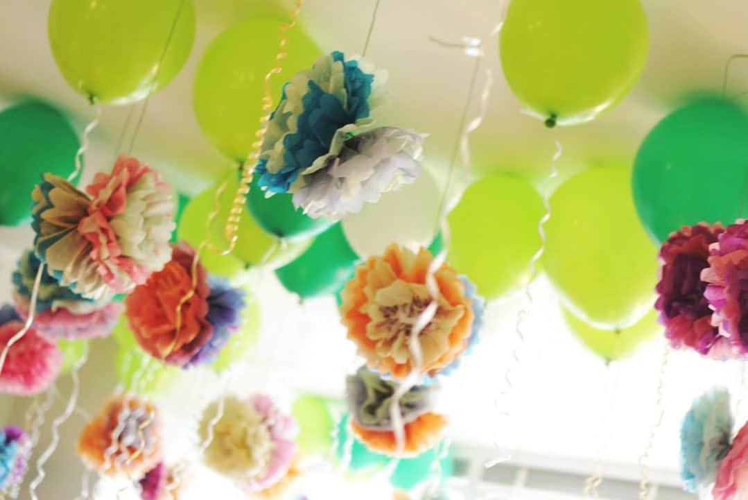 のインスタグラム：「これまただいぶ前ですが… 友人宅にてBaby Shower。 テーマはカラフルなお花畑。 私はダイパーケーキ(←2人での共同作業)とシュガーピックを担当。 BabyShowerならではのゲームもあったり楽しい会でした♡ ・ #babyshower#sugarpick #newyork#ny#nyc#america #ベビーシャワー＃シュガーピック#ニューヨーク生活」