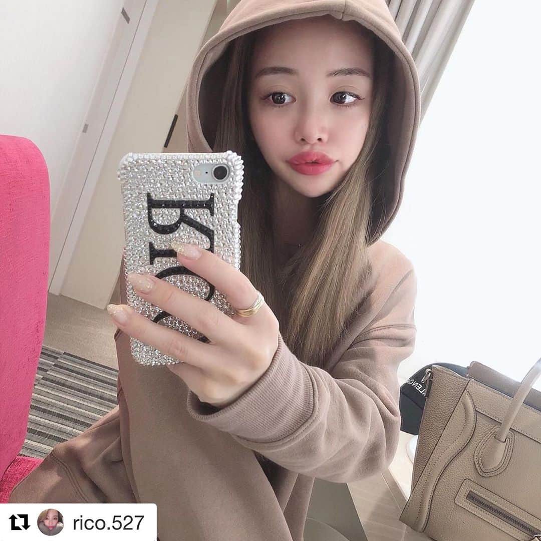 のインスタグラム：「. 大阪院 いつもご来院ありがとうございます♥ . .  #Repost @rico.527 ・・・ . . お肌のケアのこと、、、‪‪❤︎‬ 一部やけど簡単にまとめてみたから悩んでる人の参考になれば嬉しいな🥰‪‪🥰🥰 . . フェイシャルエステは決まってあかねさんのとこ💓. りこいつも小鼻の横の毛穴の汚れが気になってるねんけど1回でツルッツルにしてくれるねん😭感動✨. (@menard_love_h)💆🏼‍♀️ . . ピーリング×レーザートーニングは (@yagbeauty_official)🕊. 主に肝斑、シミ、くすみに効くよ👏🏻. 少しずつ薄くなってきて肌のトーンも明るくなったかな😚💕. . . 全身脱毛通ってたんやけどまだちょっと気になるから最近また新しく通い始めたよん‪‪❤︎‬. とりあえず6回のコースにしてみた👀👌🏼. (@kireimo_official)👙. . . 他にもボディや部分的にケアしてることもまた載せれたらと思うよ☺️🌈 . . . #カラコン#まつげパーマ#マツエク#まつエク#日韓ハーフ#オルチャン#美容#美容好きな人と繋がりたい#美容オタク#ボディケア#サロモ#サロンモデル#アートメイク#japanesegirl#美肌#リフトアップ#全身脱毛#フェイシャルエステ#ピーリング#レーザートーニング#お肌ケア#すっぴん#毛穴ケア#ツヤ肌#パーカー女子#シミケア#アンチエイジング#美容女子」