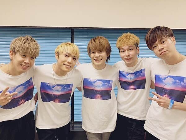 のインスタグラム：「‪YUMA UCHIDA 1st LIVE TOUR‬ ‪〜OVER THE HORIZON〜‬ ‪ツアーファイナルが終了しました‼️東名阪と周らせて頂きましたが、本当にどこの会場も楽しくアツイ空間でした🔥‬ ‪関わって下さった皆様、本当に有難うございました🙇🏻‬ ‪  終わってしまって正直かなり寂しいです。笑 それくらい思い出も内容も濃い期間でした！  改めて内田雄馬さんをはじめ、振り付けのユウスケさん、ダンサーの面倒を見てくださったヒデキさん、一緒に走ってきたダンサーのみんな、素敵なスタッフの皆様、本当に有り難うございました！  そしてプレゼントやお手紙を書いて下さったり、声援、応援をして下さったファンの皆様、本当にありがとうございました！嬉しかったです！  またお会い出来るよう日々頑張ります！  追記  みんな書いているので…笑 因みにですがLooook Up!!!見事初日に勝利したのは僕です！笑 ‪#内田雄馬 #内田雄馬1stLIVE ‬ ‪#dancer‬」