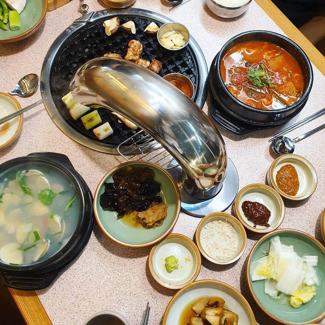 イ・シヨンさんのインスタグラム写真 - (イ・シヨンInstagram)「청담동#JMT#삼겹살맛집  오늘 정말 입호강하고 왔어오?😍💗🙇‍♀️ 먹을생각없었던거 맞니...ㅋㅋㅋ 고기도 고긴데 다른음식들이 너무 맛있다!!!😭😳🤭 목이버섯짱아치랑 반찬들은..사랑임❣❣❣ #청담동맛집#인테리어도예쁜#팔식당#숙성돼지고기집 #먹느라사진도못찍..😭」11月19日 21時23分 - leesiyoung38