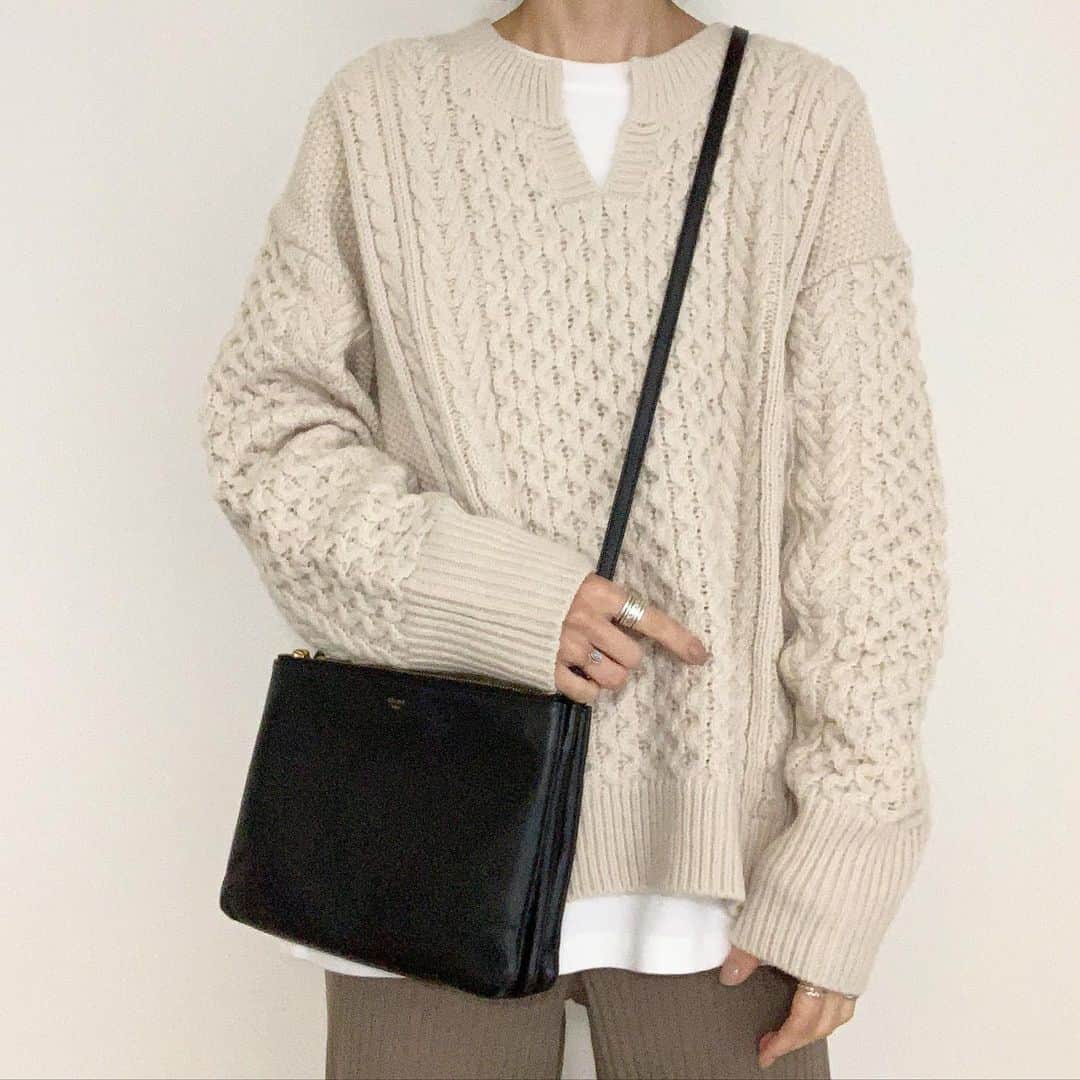 sayasu__さんのインスタグラム写真 - (sayasu__Instagram)「・ 2019.11.19 ・ 体調崩して やっとこさ 復活の兆しが… 今回長かったな🙄 ・ これいつのコーデか忘れたけど😂 #キーネックニット　に ユニクロの ロンt合わせてみたよ😊 ・ ・ #ケーブルキーネックセーター#gu#ジーユー #ワイドリブスリットストレートパンツ#uniqlo#ユニクロ#celine#セリーヌ#セリーヌトリオ ・」11月19日 21時14分 - sayasu__