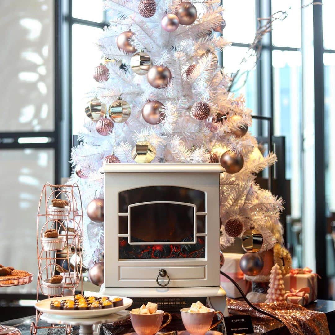 きょん。さんのインスタグラム写真 - (きょん。Instagram)「. .  atmos dining  11月に入り、 新たに始まった スイーツビュッフェ ＜ラディアント・ローズゴールド＞。 .  ローズゴールドを ベースカラーとした クリスマスな世界、 12/21(金)～25(水)の期間は 🍓なおやつたちも 遊びに来るんだって。  そっか、 気が付けばもうすぐ クリスマスなのか、と @conradosaka.jp を訪れて 改めて体感。  シュトーレンもあるよ🎁  event:2019年11月1日（金）～12月25日（水）  #コンラッド大阪 #conradosaka#sweets#osaka」11月19日 21時19分 - kyon_tokiiro