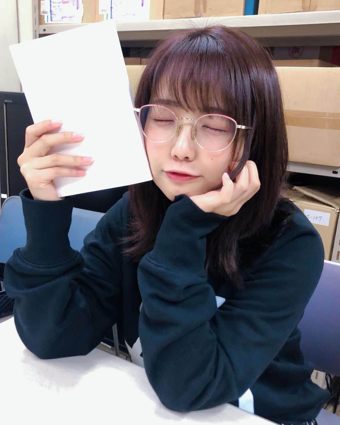 のインスタグラム：「束見本と色校見に来たよ！ この本は実際に出版されるのと同じサイズ・紙・厚さなんだそうです。 #あなたの孤独は美しい  は全編書き下ろしなので、この厚さのぶん新しく書いたってことなんだね。 12/12発売予定で、Amazonで予約受付中です📕」