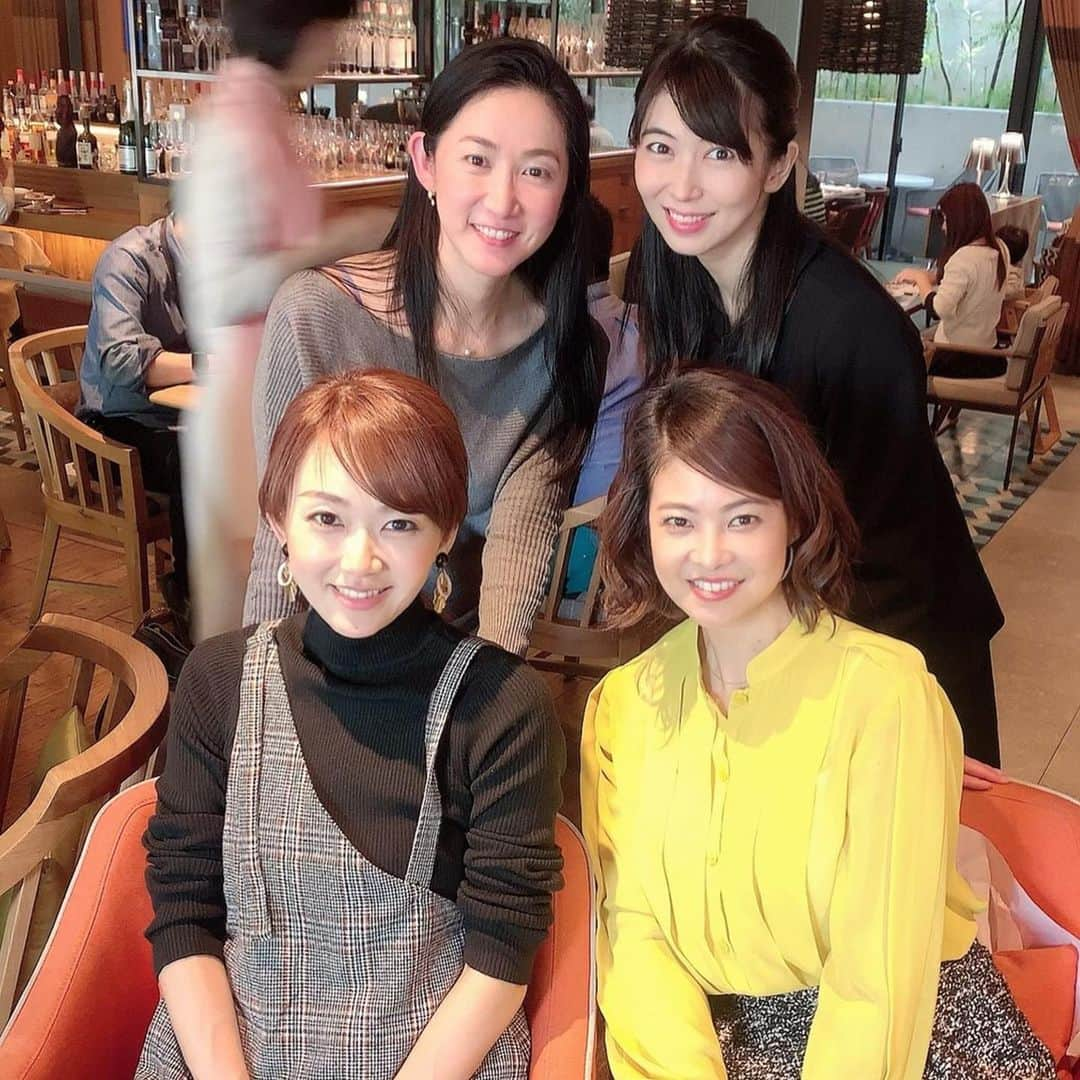 岡部玲子さんのインスタグラム写真 - (岡部玲子Instagram)「今日は素敵なお店で素敵なランチを🍴素敵な仲間と❤️ めざましテレビ⏰めざまし調査隊時代のレポーター仲間です☺️ 吉田玲奈ちゃん✨かとう郁子ちゃん✨中村まりちゃんも数分しかいられないのに来てくれた😭 とにかくとにかく頑張り抜いた仲間とは仕事に対する気持ちをはじめ、色々なツボが同じで超笑った🤣 今度はまりちゃんももっとゆっくり☺️集まろうねってことで今日は解散‼️ はー楽しかった❤️ #岡部玲子 #子育て #主婦 #アラフォーママ #タレント #レポーター #40代 #ランチ #一緒に泣いて笑った仲間 #めざましテレビ #めざまし調査隊 #レポーター仲間 #mama #talent #reporter #instagood #f4f #tokyo #shirokane #restaurant #salad #lunch ##happy #japan」11月19日 15時52分 - reiko_okabe