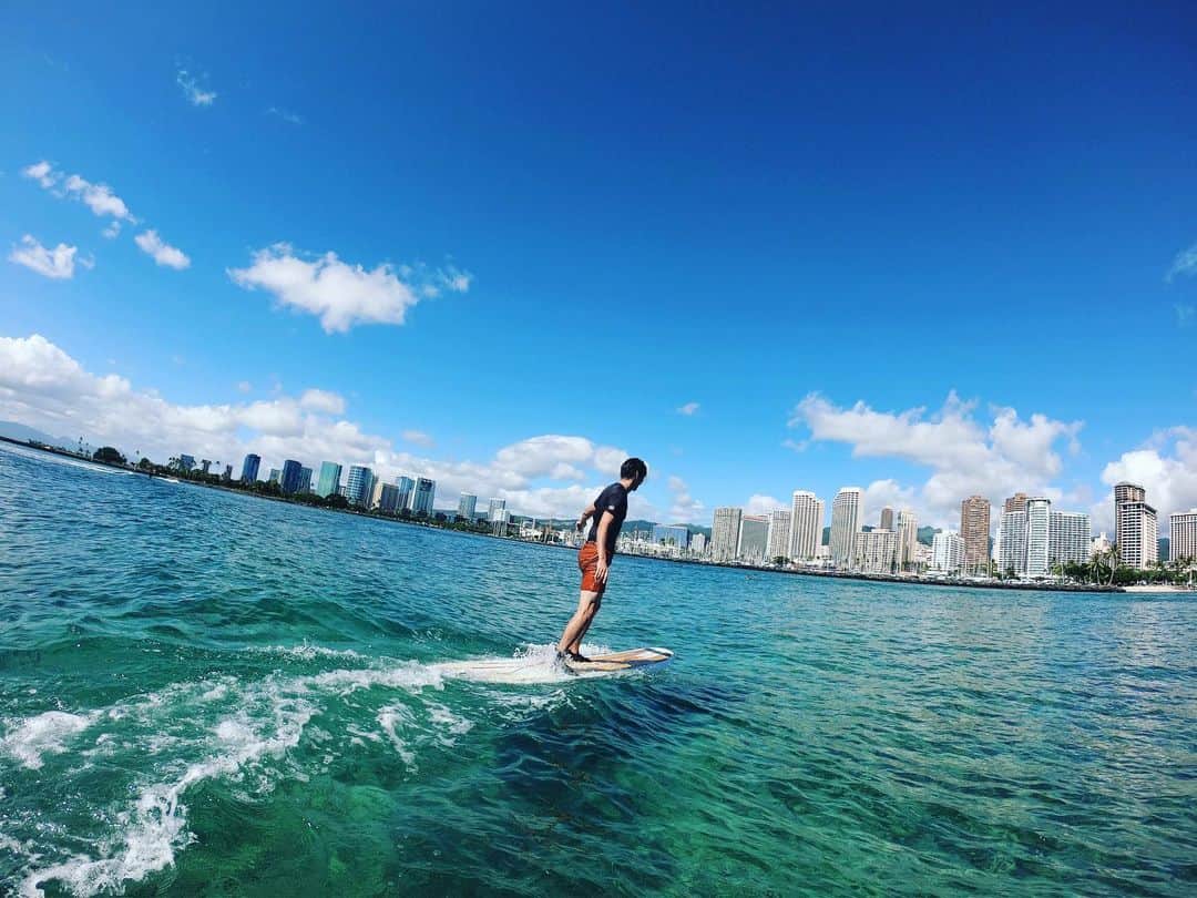 野村祐希さんのインスタグラム写真 - (野村祐希Instagram)「そういえばこの前の初サーフィン🏄‍♂️ 初心者感満載。笑 ショートも乗れるように日本でも始めよ💪  #surfing  #surf  #hawaii #honolulu  ありがとうございました🙏　@mitokasuya」11月19日 16時00分 - yuknmr