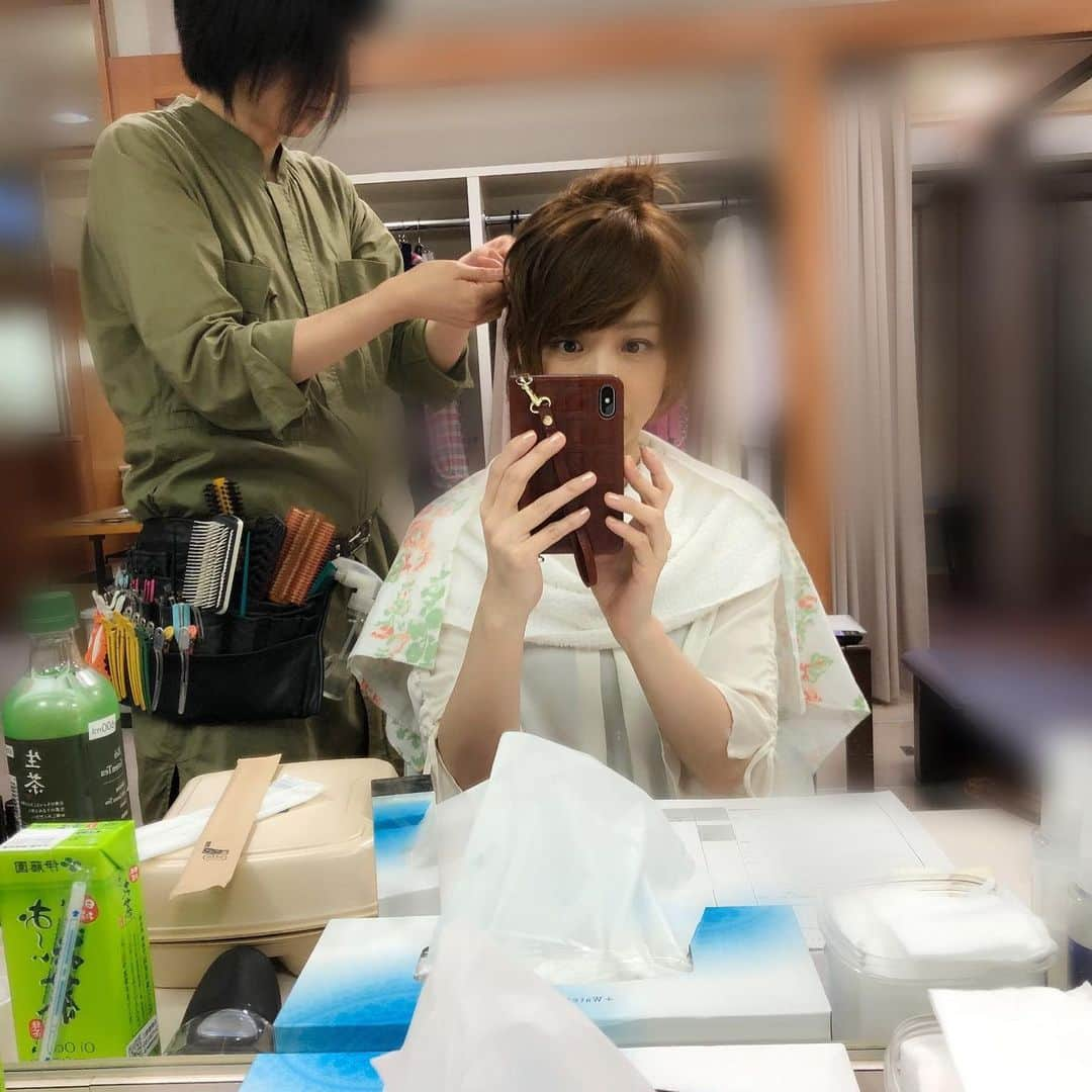 初嶺麿代さんのインスタグラム写真 - (初嶺麿代Instagram)「今日は某番組収録でした。 ヘアメイクさんが、アメピンを使わずに耳下から少量の髪を後ろに引っ張っりリフトアップしてくれたー。 フェイスラインが引き上がりました⤴️この技、自分で出来るかなー🥰 メイク室でバッタリ紫吹じゅんさんにお会いしました。び、び、ビックリしたぁー‼️ 相変わらずお美しいリカさんでした。 久しぶりの収録は楽しかったですっ😊 また公開オッケーになりましたら告知します。 #収録 #番組 #楽しかった  #おつかれさまでした #宝塚og  #リフトアップ効果 #ヘアアレンジ  #リフトアップ術 #ヘアメイクさんありがとう #宝塚受験生 #宝塚受験スクール #学芸大学 #池袋」11月19日 16時01分 - hatsunemayo