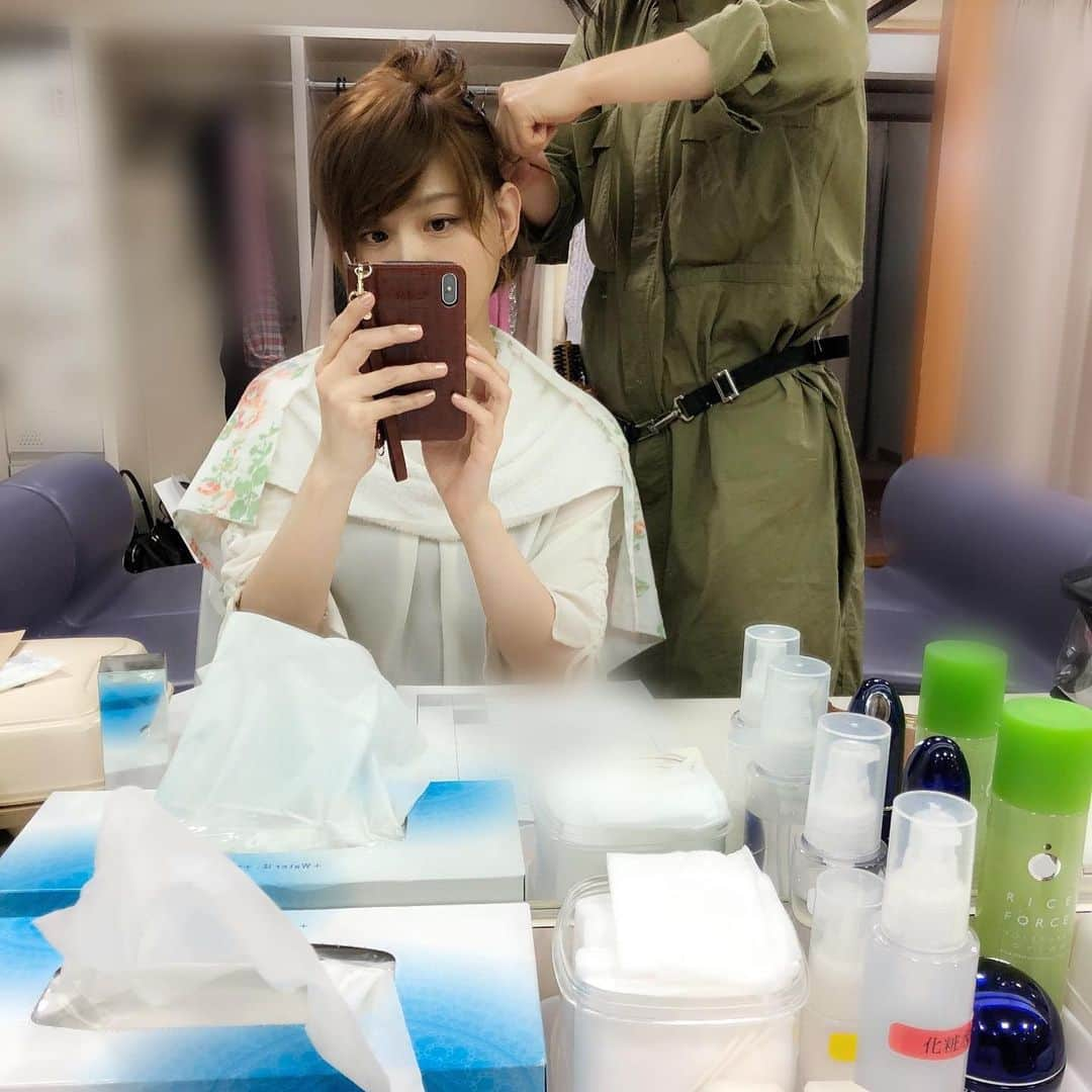 初嶺麿代さんのインスタグラム写真 - (初嶺麿代Instagram)「今日は某番組収録でした。 ヘアメイクさんが、アメピンを使わずに耳下から少量の髪を後ろに引っ張っりリフトアップしてくれたー。 フェイスラインが引き上がりました⤴️この技、自分で出来るかなー🥰 メイク室でバッタリ紫吹じゅんさんにお会いしました。び、び、ビックリしたぁー‼️ 相変わらずお美しいリカさんでした。 久しぶりの収録は楽しかったですっ😊 また公開オッケーになりましたら告知します。 #収録 #番組 #楽しかった  #おつかれさまでした #宝塚og  #リフトアップ効果 #ヘアアレンジ  #リフトアップ術 #ヘアメイクさんありがとう #宝塚受験生 #宝塚受験スクール #学芸大学 #池袋」11月19日 16時01分 - hatsunemayo