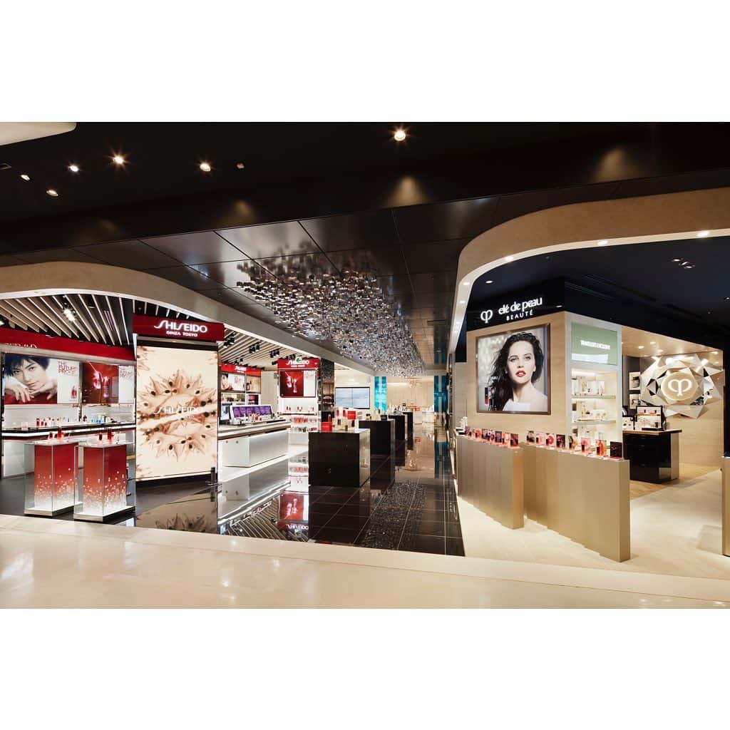 のインスタグラム：「Created with the modern consumer in mind, Shiseido's corner of #JapanDutyFreeGINZA on the 8th floor of the #GinzaMitsukoshi department store offers customers from overseas the opportunity to experience a wide range of Shiseido brands in a space that breathes luxury.  @ginza_mitsukoshi #dutyfreeshop #免税店 #銀座三越 #三越 #化妆品 #银座三越 #shiseido #資生堂 #资生堂 #dutyfree #GinzaMitsukoshi #mitsukoshi   @shiseido @cledepeaubeaute @shiseido_parlour @sergelutens @theginza_official @theginza_cotton   #CledePeauBeaute #cledepeau #クレドポーボーテ　 #TheGinza #ザギンザ #sergelutens #THECOTTON #ShiseidoParlour #資生堂パーラー   Japan Duty Free GINZA: https://japandutyfree-ginza.jp/en/index.html」