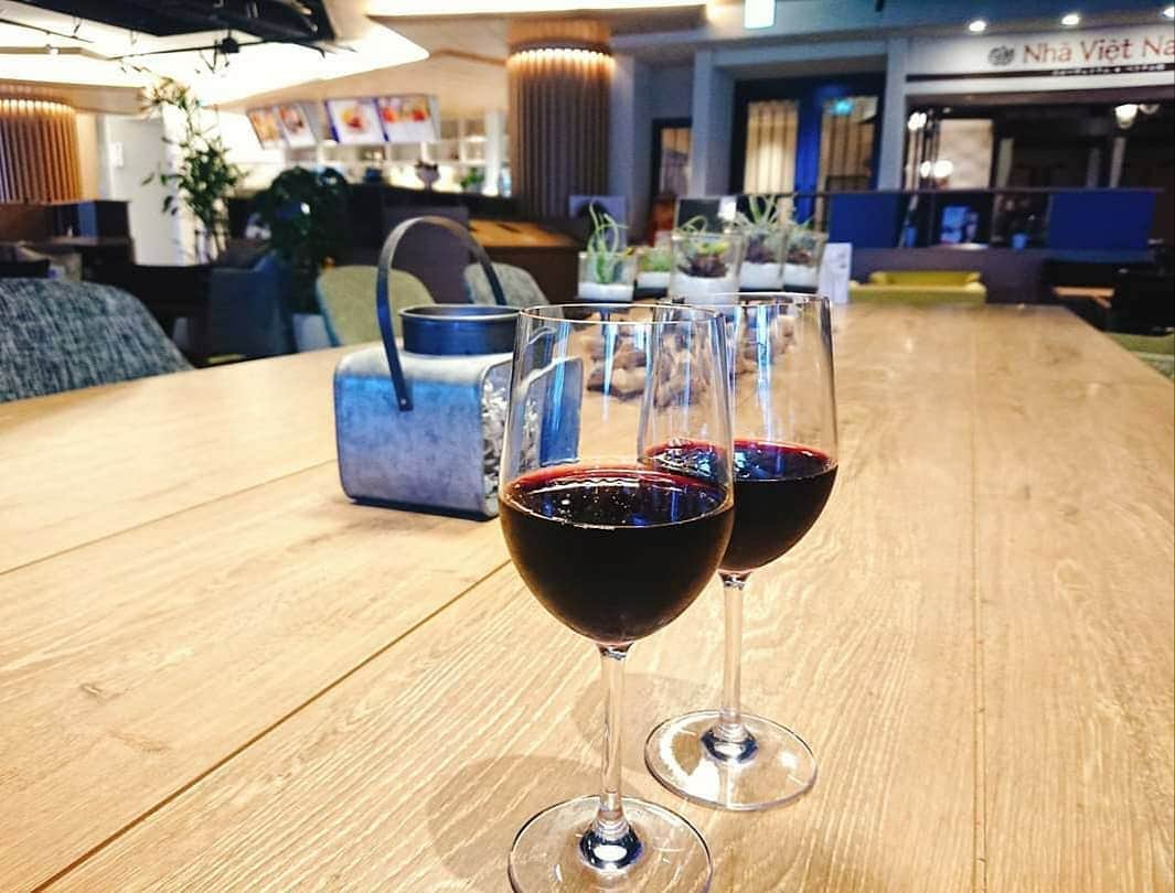 スパ ラクーア公式さんのインスタグラム写真 - (スパ ラクーア公式Instagram)「. ／ 11/21(木)0:00 Beaujolais Nouveau解禁🎊 ＼ . 秋の定期整備のため2日間休館しておりましたが、明日(20日)からは通常通り営業いたします♨️ . 明日は #ワインの日 🍷 スパ ラクーアでは、ブドウやワインを使ったお食事やボディケアをお楽しみいただける #ブドウの恵みでキレイ イベントを好評開催中ですよ🍇 . そして… 11/21(木)0:00は、ボージョレ・ヌーヴォー解禁日です🍷 フランス・ブルゴーニュ地方・ボージョレで今年収穫された「新酒＝ヌーヴォー」を、スパ ラクーア館内にてワンコイン（500円）でご提供いたします！ フランスから届いたばかりのフレッシュなワインを、樽出しでお楽しみください🇫🇷 . イベント当日は、#ミスワイン の皆さまにもお越しいただき、イベントを盛り上げていただきます🏆 ※ご参加ご希望の方は、20日(水)にご入館ください。 . #ワイン 好きな方はもちろん、普段はあまり飲まない…という方にも、フルーティーで口当たりの軽いヌーヴォーはおすすめです🍇 温泉に浸かった後のリラックスタイムに、#樽出し のフレッシュな味わいをお楽しみください！ . #スパラクーア #スパ #ラクーア #温泉 #サウナ #岩盤浴 #ボジョレーヌーボー #ボージョレヌーヴォー #解禁 #ボージョレ解禁 #2019 #赤ワイン #メルシャン #ワイン好き」11月19日 16時16分 - spalaqua_official