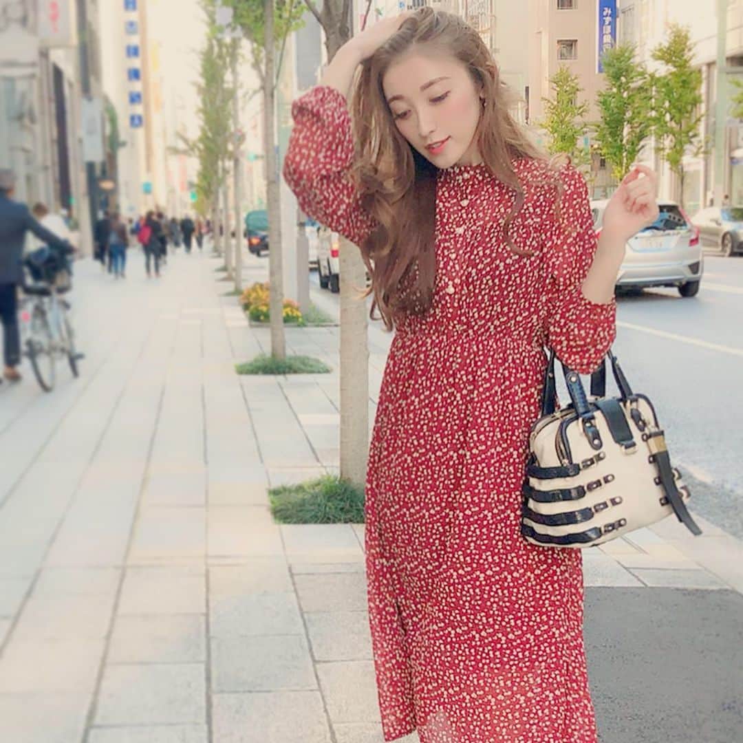 東條恭子さんのインスタグラム写真 - (東條恭子Instagram)「. ホリデーシーズン仕様に彩られた 可愛い街並みに毎日きゅんっ🎄❤️🌟 . 私も思わず赤いコーデでお出かけっ🎁🎶 . 胸元のパールボタンがクラシカルでお気に入り❤️ . dress #Valmuer @valmuer_official . . . #valmuer_official #coordinate #fashion #japan #tokyo #tokyogirl #japanese #japanesegirl #elegant #gardenbyvalmuer #ファッション #コーデ #綺麗めコーデ #きれいめコーデ #大人可愛いコーデ #大人可愛い #おしゃれさんと繋がりたい #銀座 #ワンピ #ワンピース #ワンピースコーデ #ワンピース好き #ワンピース大好き #ワンピコーデ #ヴェルムーア」11月19日 16時13分 - kyoko_tojo