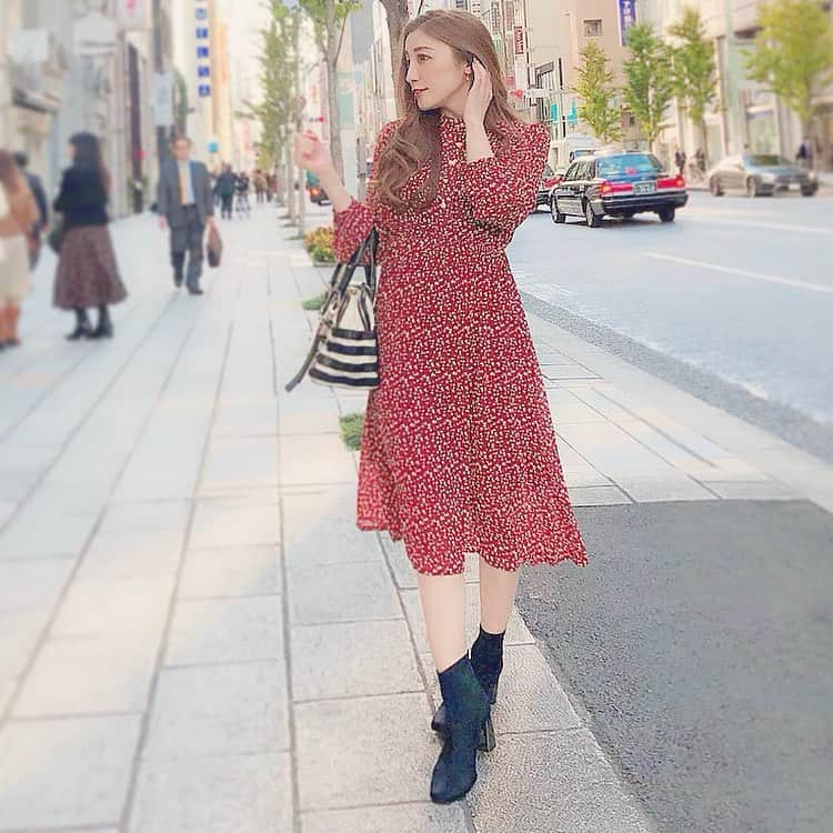 東條恭子さんのインスタグラム写真 - (東條恭子Instagram)「. ホリデーシーズン仕様に彩られた 可愛い街並みに毎日きゅんっ🎄❤️🌟 . 私も思わず赤いコーデでお出かけっ🎁🎶 . 胸元のパールボタンがクラシカルでお気に入り❤️ . dress #Valmuer @valmuer_official . . . #valmuer_official #coordinate #fashion #japan #tokyo #tokyogirl #japanese #japanesegirl #elegant #gardenbyvalmuer #ファッション #コーデ #綺麗めコーデ #きれいめコーデ #大人可愛いコーデ #大人可愛い #おしゃれさんと繋がりたい #銀座 #ワンピ #ワンピース #ワンピースコーデ #ワンピース好き #ワンピース大好き #ワンピコーデ #ヴェルムーア」11月19日 16時13分 - kyoko_tojo