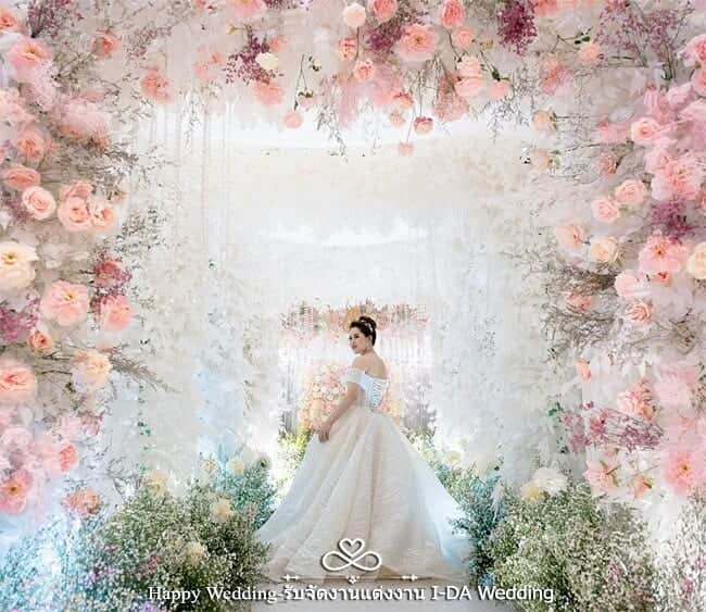 HappyWedding.Lifeのインスタグラム：「รับจัดงานแต่งงาน I-DA Wedding  รับออกแบบเเละตกเเต่งสถานที่งานเเต่งงาน ทั้งงานพิธีเช้าเเละงานเลี้ยงฉลองเย็น @idawedding.ida แพ็คเกจงานเย็น 69,900บาท เเพ็คเกจงานเช้าเย็น 99,900บาท 💥โปรโมชั่นเเถมบับเบิ้ลและไดรไอซ์ทั้ง2แพ็คเกจ . สนใจติดต่อสอบถาม Tel: 089-870-2955 คุณดา Line: chul33 . . Detail on 🔻 https://happywedding.in.th/th/vendors/i-da-wedding . . #backdrop #weddingmemories #weddingplanning #weddingthailand #happywedding #bride #engaged #engagement #wedding #weddings #weddingideas #weddinginspiration #weddingflowers #weddingday #realwedding #love #bridal #Decoration #weddingdecorations #happyweddingth #ไอเดียงานแต่งงาน #ไอเดียตกแต่งงานแต่ง #จัดงานแต่งงาน #ตกแต่งงานแต่งราคาถูก #ตกแต่งสถานที่ . . ติดตามผู้ให้บริการด้านตกแต่งงานแต่งงาน >> #HWdecoration」