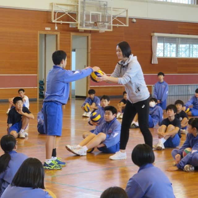 大山加奈さんのインスタグラム写真 - (大山加奈Instagram)「. . 先日、南相馬市立鹿島中学校にて バレーボールの体験授業と 講演会、そしてバレー部のプチ指導を させてもらいました。 . . 今回の訪問は、夏休みに バレーボールキャンプに参加してくれた子の 「加奈コーチの話を学校のみんなに聞かせてあげたい‼︎‼︎」という強い想いによって実現しました‼︎ . . 自分だけでなく周りの人のことを 思いやれるその気持ちに 学校や教育委員会が動いてくれたのです‼︎ . . 嬉しかったーーーー‼︎‼︎‼︎ . . 学校のみんなも彼女も先生たちも すごく喜んでくれて わたしもとても幸せでした。 . . 今回の訪問を実現してくださったみなさま ありがとうございました😊‼︎ . . #南相馬市 #南相馬市立鹿島中学校 #講演会 #部活指導 #バレーボール教室」11月19日 16時14分 - kanaoyama0619