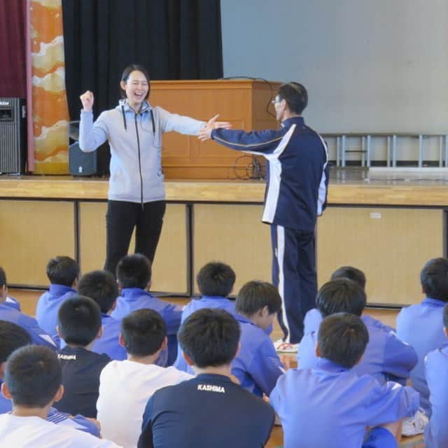 大山加奈さんのインスタグラム写真 - (大山加奈Instagram)「. . 先日、南相馬市立鹿島中学校にて バレーボールの体験授業と 講演会、そしてバレー部のプチ指導を させてもらいました。 . . 今回の訪問は、夏休みに バレーボールキャンプに参加してくれた子の 「加奈コーチの話を学校のみんなに聞かせてあげたい‼︎‼︎」という強い想いによって実現しました‼︎ . . 自分だけでなく周りの人のことを 思いやれるその気持ちに 学校や教育委員会が動いてくれたのです‼︎ . . 嬉しかったーーーー‼︎‼︎‼︎ . . 学校のみんなも彼女も先生たちも すごく喜んでくれて わたしもとても幸せでした。 . . 今回の訪問を実現してくださったみなさま ありがとうございました😊‼︎ . . #南相馬市 #南相馬市立鹿島中学校 #講演会 #部活指導 #バレーボール教室」11月19日 16時14分 - kanaoyama0619