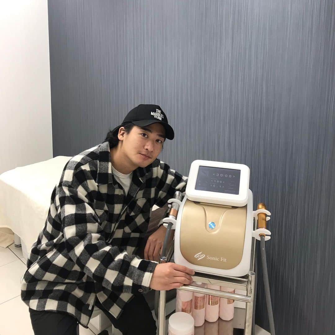 のインスタグラム：「ソニックフィット！！！ やってみたいなーと思ってたけどメンズが出来るお店がなくてようやく渋谷に出来たのですぐ予約して行って来た。痛みは全くなくとても気持ちがいい。 メンズは @rilleeon.shibuya02 のみ。 リフトアップはもちろん、毛穴改善、ニキビにもいいみたい。 鏡見なくても施術後に上がってるなと思えたことがマジで凄い。 これからもお世話になります。 ジムと有酸素運動もします。 @rillee_on #リリーオン #ソニックフィット #痛みなし #小顔 #ニキビ予防 #リフトアップ #メンズ美容 #美容ファースト」
