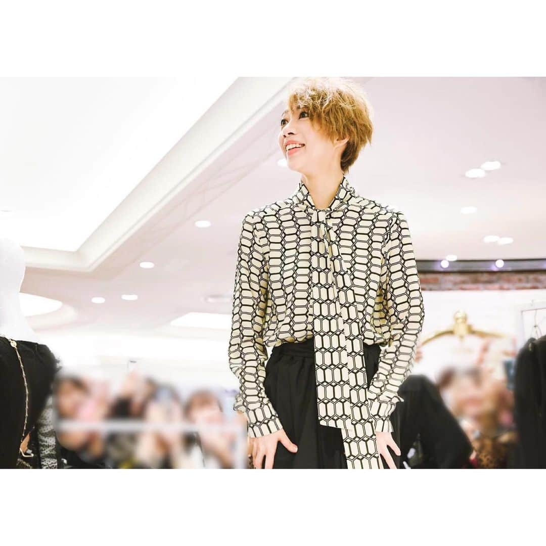 美弥るりかさんのインスタグラム写真 - (美弥るりかInstagram)「. . 【VOGUE FASHION’S NIGHT OUT 2019 OSAKA】﻿ ﻿ VOGUEのファッションイベントFNOに﻿ スペシャルゲストとして参加させていただきました！﻿ ﻿ 私は阪急うめだ本館のDEDITさんと﻿ 阪急メンズ大阪のGARAGEDEDITさんでショッピングしたのですが、﻿ どちらも素敵な服がありすぎて楽しかったです✨﻿ ﻿ ﻿ そして、たくさんの方が阪急に会いに来てくださいました！﻿ あんなにたくさんの皆さんが来てくださるとは思わず本当に嬉しかったです😭💕﻿ ありがとうございました‼️﻿ ﻿ ﻿ イベントで着ていたアイテムと、購入したアイテムを紹介させていただきます☺️﻿ ﻿ ﻿ 黄色のボウタイがアクセントになったシャツと黒いパンツは﻿ Plan Cさんのです！﻿ @plan_c_official パンツは前にデザインが出て、ハイウエストなのでとても素敵なラインでした👖 ﻿ ﻿ DEDITで私が購入したのは﻿ メンズ館に行く時着させていただいた、黒のボウタイシャツでROKHさんのです。﻿ @rokhofficial  柄も素敵でボウタイも二重になっていてお気に入りです👕﻿ ﻿ ﻿ 当日ずっと付けていたアクセサリーは﻿ ALIITAさん﻿ @aliita.aliita 色々なモチーフのデザインがあってどれも可愛かったのですが、私はお家のモチーフにしました🏠﻿ ﻿ ﻿ そしてメンズ館のGARAGEDEDITさんで私が選んだのは﻿ ホワイト×蛍光カラーがかわいいパーカーです！﻿ ADDERERRORさんので韓国のブランドだそうです！﻿ これからも注目していきたいブランド✨﻿ @ader_error ﻿ ﻿ ﻿ ANNA SUI×ミルキーも﻿ とても可愛いかったです！﻿ サイン入り当たった方はいるかな！？😊﻿ ﻿ 他にもクロージングイベントにも出席させていただきましたが、また改めてアップしますね！﻿ ﻿ とにかく服が大好きな私にとって、今回の出演は大変光栄なお話でした🙇‼️﻿ これからももっと感性を磨き、皆様と共に楽しめるようなfashionの道も進んでいきたいです✨﻿ ﻿ ﻿ #HANKYUMODE﻿ #FNO_OSAKA﻿ #FNOJP﻿ #阪急百貨店﻿ #阪急うめだ本店﻿ #阪急メンズ大阪﻿ #DEDIT﻿ #GARAGEDEDIT﻿ #PLANC﻿ #ALIITA﻿ #ROKH﻿ #ADDERERROR﻿ #ミルキー﻿ #ペコちゃん﻿ #ANNASUI」11月19日 16時32分 - rurika_miya_official