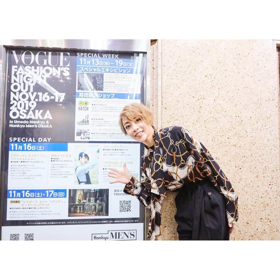 美弥るりかさんのインスタグラム写真 - (美弥るりかInstagram)「. . 【VOGUE FASHION’S NIGHT OUT 2019 OSAKA】﻿ ﻿ VOGUEのファッションイベントFNOに﻿ スペシャルゲストとして参加させていただきました！﻿ ﻿ 私は阪急うめだ本館のDEDITさんと﻿ 阪急メンズ大阪のGARAGEDEDITさんでショッピングしたのですが、﻿ どちらも素敵な服がありすぎて楽しかったです✨﻿ ﻿ ﻿ そして、たくさんの方が阪急に会いに来てくださいました！﻿ あんなにたくさんの皆さんが来てくださるとは思わず本当に嬉しかったです😭💕﻿ ありがとうございました‼️﻿ ﻿ ﻿ イベントで着ていたアイテムと、購入したアイテムを紹介させていただきます☺️﻿ ﻿ ﻿ 黄色のボウタイがアクセントになったシャツと黒いパンツは﻿ Plan Cさんのです！﻿ @plan_c_official パンツは前にデザインが出て、ハイウエストなのでとても素敵なラインでした👖 ﻿ ﻿ DEDITで私が購入したのは﻿ メンズ館に行く時着させていただいた、黒のボウタイシャツでROKHさんのです。﻿ @rokhofficial  柄も素敵でボウタイも二重になっていてお気に入りです👕﻿ ﻿ ﻿ 当日ずっと付けていたアクセサリーは﻿ ALIITAさん﻿ @aliita.aliita 色々なモチーフのデザインがあってどれも可愛かったのですが、私はお家のモチーフにしました🏠﻿ ﻿ ﻿ そしてメンズ館のGARAGEDEDITさんで私が選んだのは﻿ ホワイト×蛍光カラーがかわいいパーカーです！﻿ ADDERERRORさんので韓国のブランドだそうです！﻿ これからも注目していきたいブランド✨﻿ @ader_error ﻿ ﻿ ﻿ ANNA SUI×ミルキーも﻿ とても可愛いかったです！﻿ サイン入り当たった方はいるかな！？😊﻿ ﻿ 他にもクロージングイベントにも出席させていただきましたが、また改めてアップしますね！﻿ ﻿ とにかく服が大好きな私にとって、今回の出演は大変光栄なお話でした🙇‼️﻿ これからももっと感性を磨き、皆様と共に楽しめるようなfashionの道も進んでいきたいです✨﻿ ﻿ ﻿ #HANKYUMODE﻿ #FNO_OSAKA﻿ #FNOJP﻿ #阪急百貨店﻿ #阪急うめだ本店﻿ #阪急メンズ大阪﻿ #DEDIT﻿ #GARAGEDEDIT﻿ #PLANC﻿ #ALIITA﻿ #ROKH﻿ #ADDERERROR﻿ #ミルキー﻿ #ペコちゃん﻿ #ANNASUI」11月19日 16時32分 - rurika_miya_official