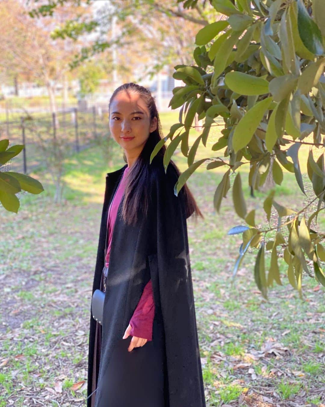 芥川舞子のインスタグラム：「新しく買ったマントコートを着てお散歩🍃🍂 . @glaz_respirer_japan コラボウェアは私のクローゼットにあるたくさんのヴィンテージ・古着などにもよく合います✨ . . #vintage #マントコート」