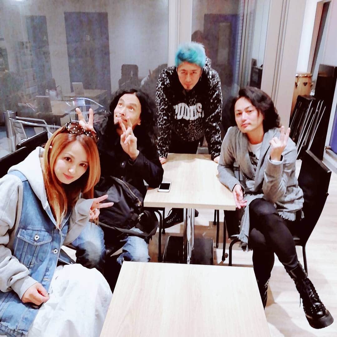 Ju-kenのインスタグラム：「松田樹利亜バンド  名古屋大阪大阪ツアーメンバー、、、 濃いめ😂  リハ楽し♫  本番はもっと楽しいぞ♫  @juliamazda  #リハーサル　#bluehead #rudies」