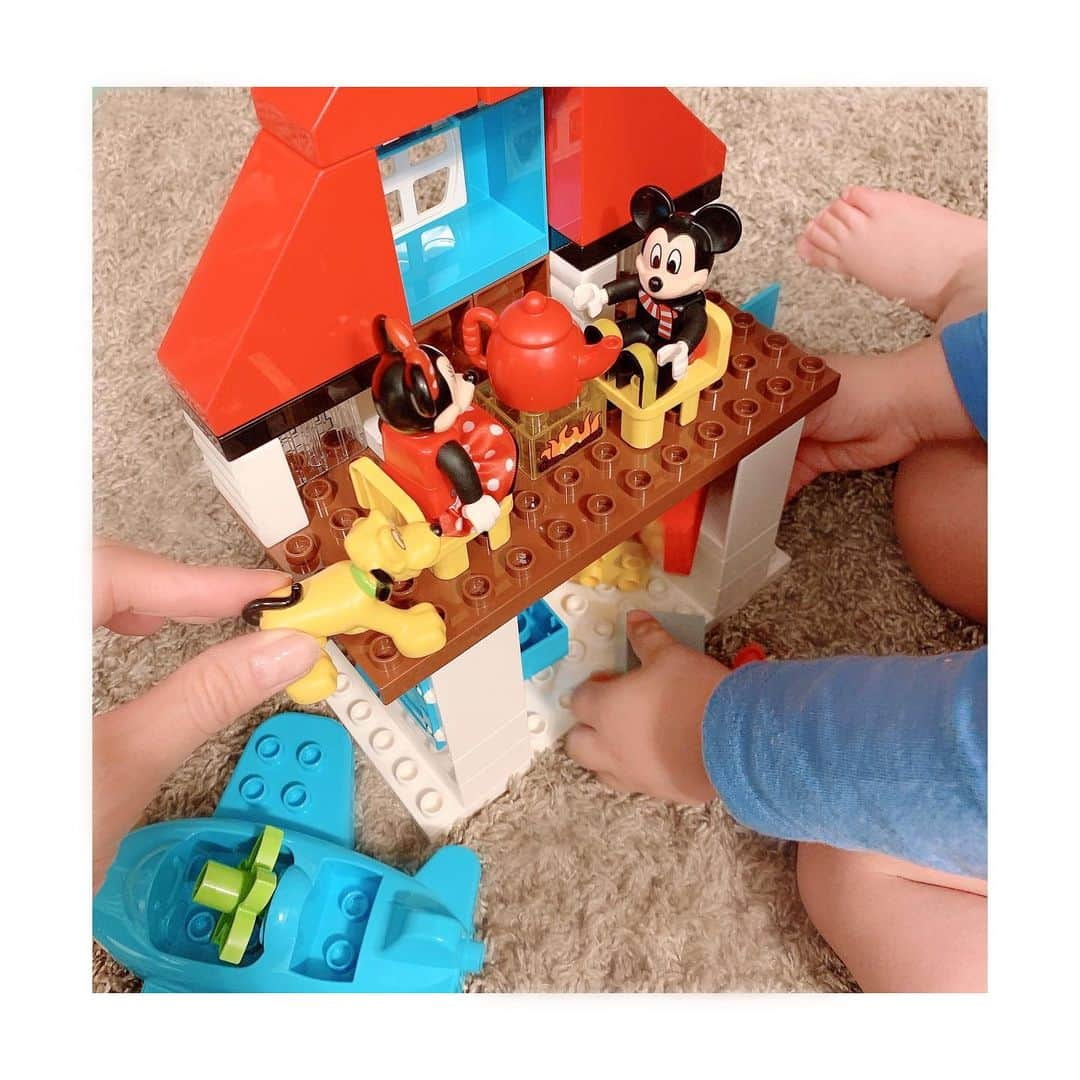 押切もえさんのインスタグラム写真 - (押切もえInstagram)「LEGO大好き。 家では息子の好きな乗り物系や、パズル・ブロックなどの知育系おもちゃで一緒に遊んでいます。 私もつい夢中になって組み立てるのですが、秒でバラされることも多々😅  それにしても、この家の二階の優雅さと、一階の物置き感の格差…。 #lego #duplo #大きめのLEGO #disney #babyboy #雑多な一階」11月19日 16時45分 - moe_oshikiri