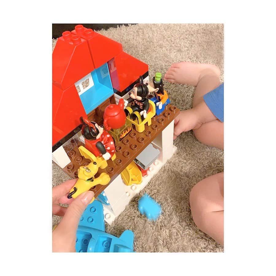 押切もえさんのインスタグラム写真 - (押切もえInstagram)「LEGO大好き。 家では息子の好きな乗り物系や、パズル・ブロックなどの知育系おもちゃで一緒に遊んでいます。 私もつい夢中になって組み立てるのですが、秒でバラされることも多々😅  それにしても、この家の二階の優雅さと、一階の物置き感の格差…。 #lego #duplo #大きめのLEGO #disney #babyboy #雑多な一階」11月19日 16時45分 - moe_oshikiri