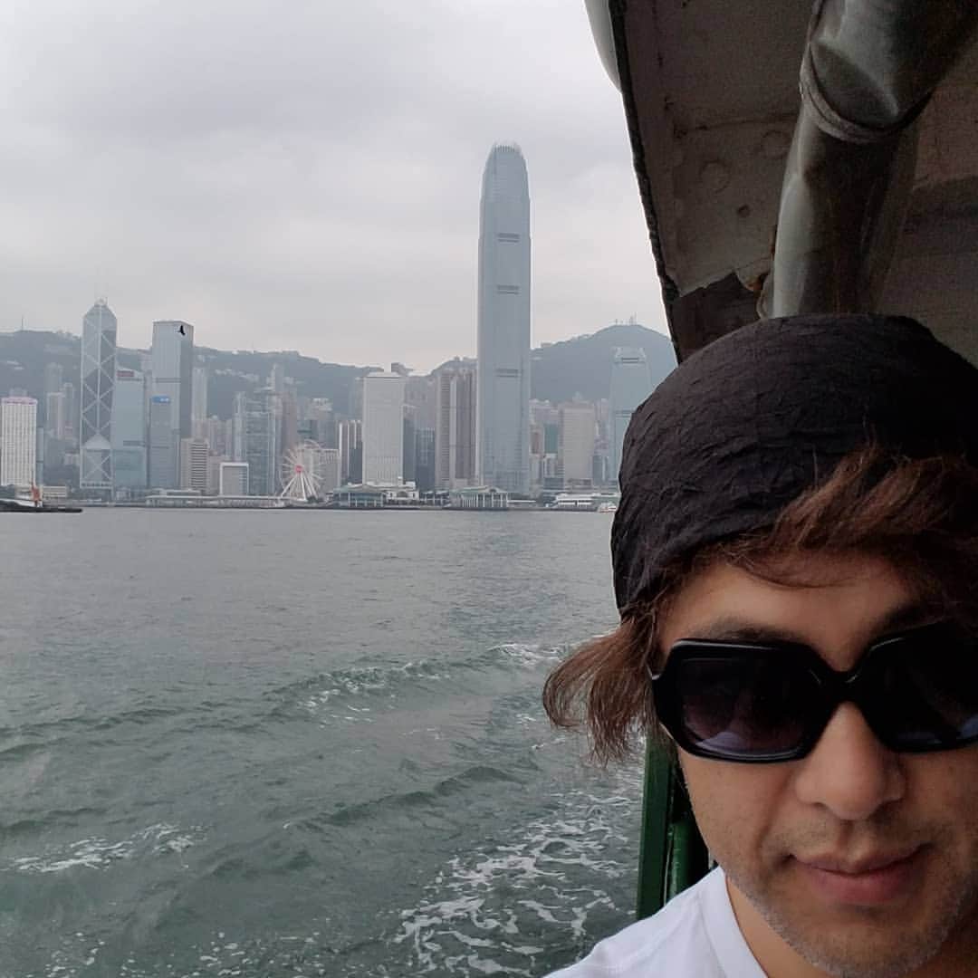 のインスタグラム：「地下鉄閉鎖の為(全線ではありません)九龍までフェリーで移動です、 #香港 #チムサアチョイ  #スターフェリー  #九龍 #勝田一樹　#kazukikatsuta #leicamonochrom #summilux21mm」