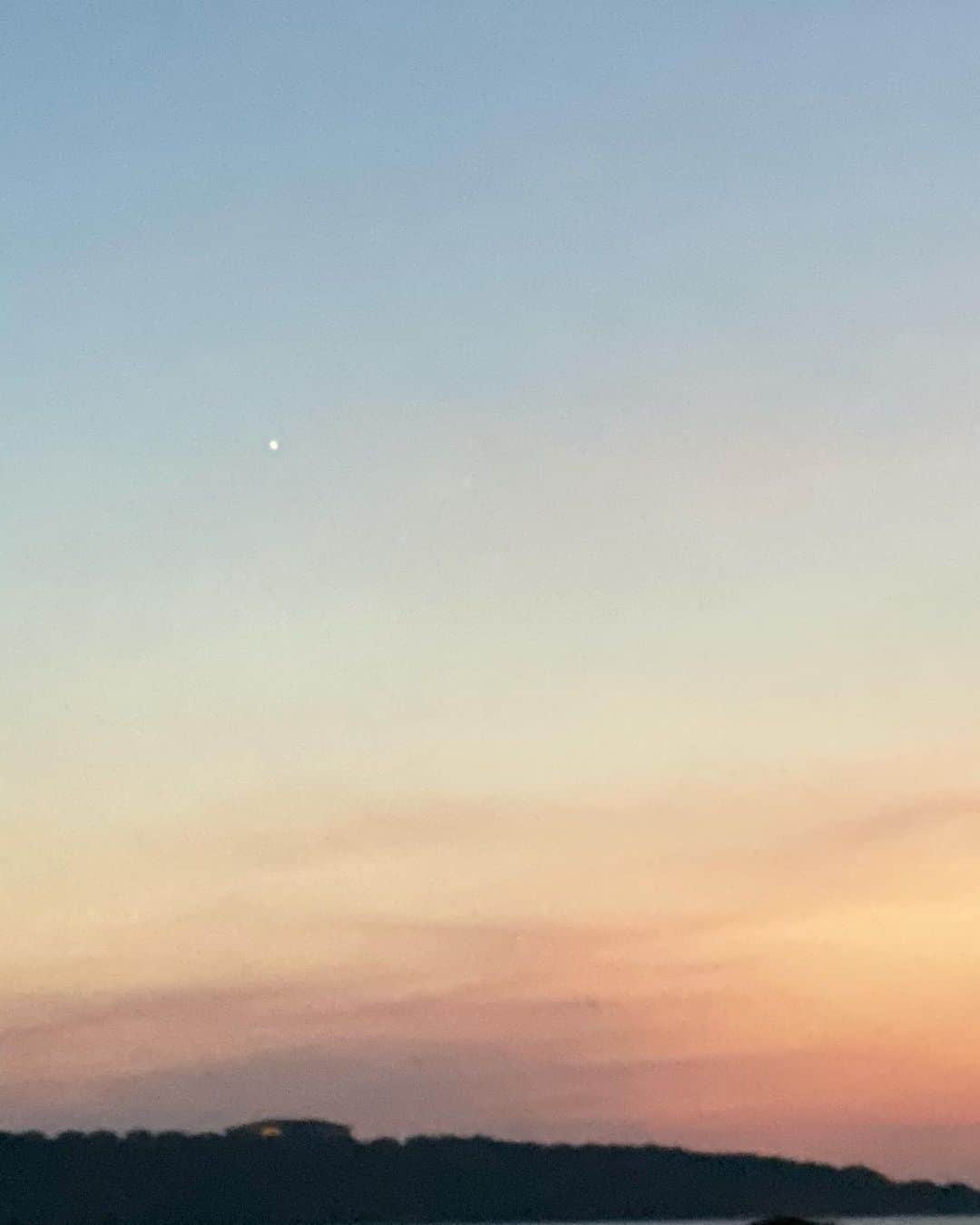 柴田紗希さんのインスタグラム写真 - (柴田紗希Instagram)「宮古島で撮れた金星。 たまらんなぁ、、、iPhone11proすごい そして今日は21時からusumのお時間 2週連続嬉しいなぁ☺️ 可愛いouterにmufflerにknit帽にあるからさ、ぜひ見に来てね♡」11月19日 16時48分 - shibasaaki
