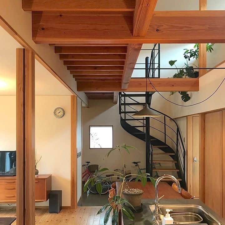 伊藤瑞貴建築設計事務所のインスタグラム：「ローカル住宅雑誌の取材に立ち会うため「しもえもりのいえ」まで。  曇り時々雨といういまいちな天候。 そして、撮影の主役となるはずの長男Rくんが前日に骨折。 残念な撮影になるかと思いましたが・・・ 時々日差しが差し込む！！ そして、暴れん坊なRくんがモデルとして大活躍する（ケガのため動けないので・・・）撮影となりました！  築6年になる住宅もきれいに使っていただいていて、うれしい限りです！！ どんな仕上がりになるのか楽しみです！！」