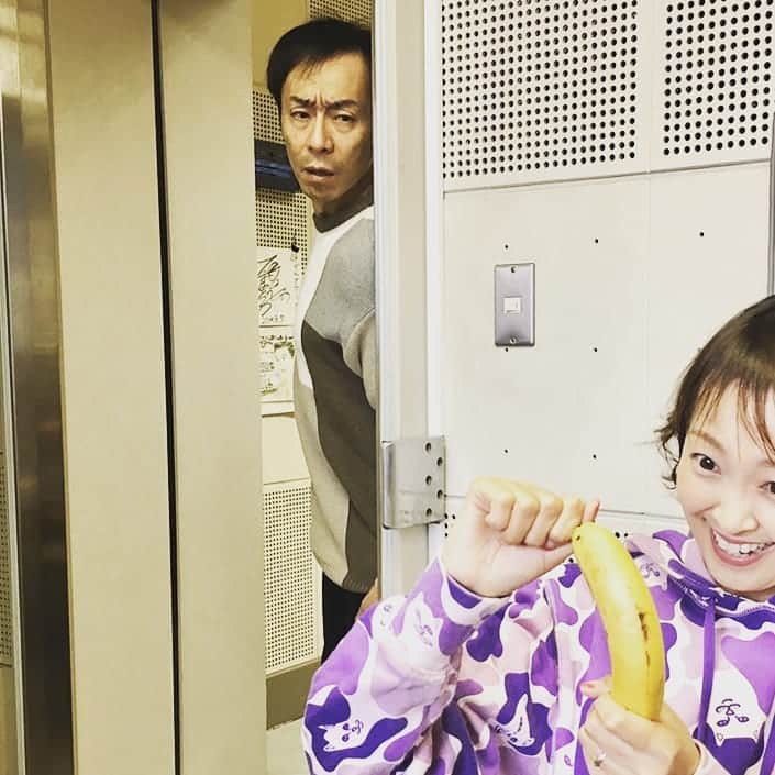 のインスタグラム：「ごきげんアワー✨リスナーの皆様ありがとうございました✨  写真は近藤さんがいない間にバナナ食べちゃおーっと！の図。  また来週✨  #bsn #ラジオ #ごきげんアワー #生放送 #近藤丈靖 #伊勢みずほ #アナウンサー #パーソナリティー #ありがとうございました #バナナ #🐈 #迷彩」