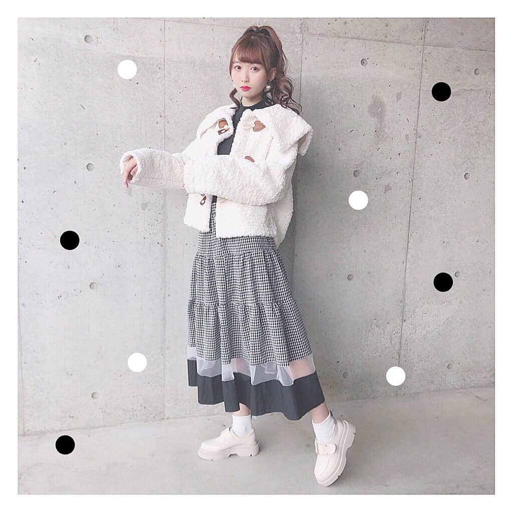 のインスタグラム：「﻿ ﻿ 🌚🌨🏛﻿ ﻿ Tops … beep﻿ ﻿ Outer … kyun﻿ ﻿ Bottoms … beep﻿ ﻿ Shoes … kyun﻿ ﻿ ♥︎︎ - ♥︎︎ - ♥︎︎ - ♥︎︎ - ♥︎︎ - ♥︎︎ - ♥︎︎ - ♥︎︎ - ♥︎︎ - ♥︎︎ - ♥︎︎ - ♥︎︎ - ♥︎︎﻿ ﻿ #中野あいみ #あいみんぐらむ #あいみんふぁっしょん　#私服　#プードルコート　#もこもこアウター　#ふわふわアウター　#アウター可愛い　#ロングスカート　#ギンガムチェック　#ギンガムスカート　#beep ##beepスカート　#beepトップス　#kyun #韓国ファッション #冬ですね　#そうクリスマス　#どこか行きたい　〜♪ #わかる人にはわかる歌詞　#東京ウィンターセッション　#ハニワ　#パッと思いついたので突然インスタで歌ってみました笑　#冬ですねの通り気温はすっかり冬ですね　？　#気温の低い日が続く毎日にたまに気温が良い感じにポカポカする日すきっ　#冬も夏に負けじと可愛いお洋服いっぱいでお買い物が楽しぃぃぃ」