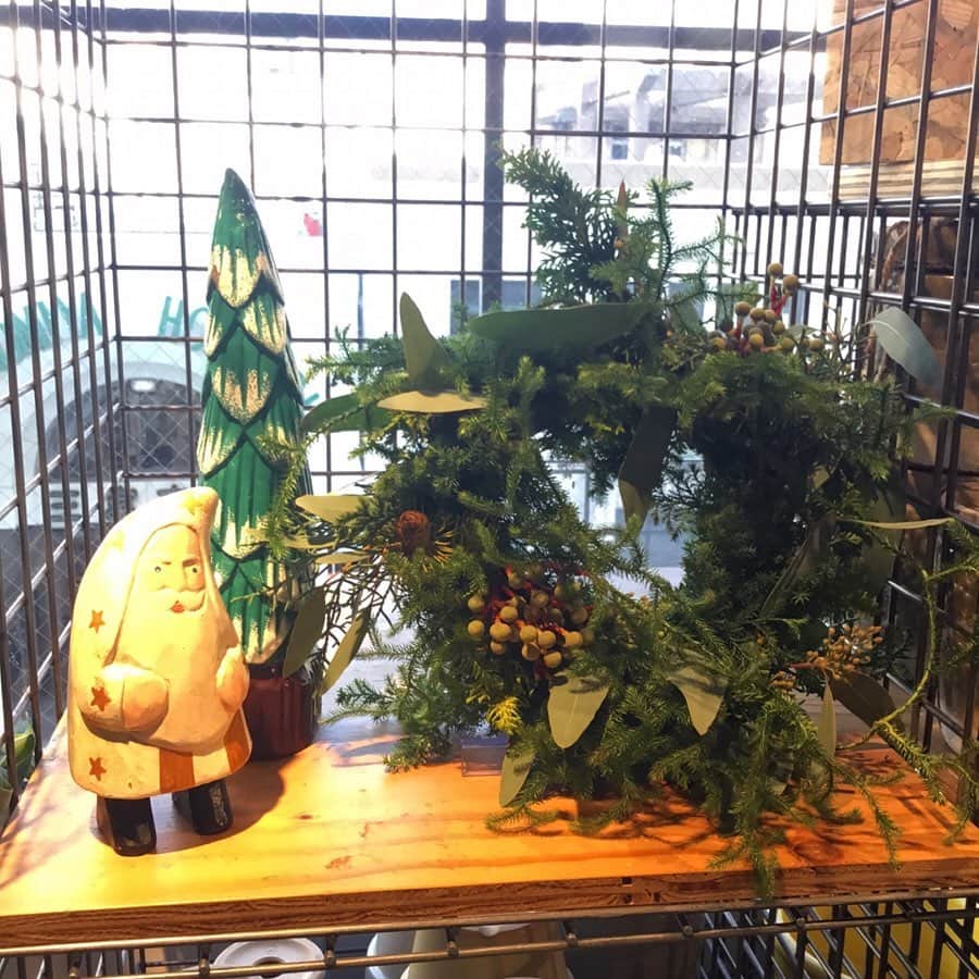 のインスタグラム：「<WORKSHOP-Kobe> 神戸店では元町greloさん(@grelo.jp )を講師にお迎えしクリスマスに向けたリース作りのワークショップを開催致しました。 香りが良いブルーアイズやサツマ杉や針葉樹等使い 皆さん先生に相談しながら素敵なリースが出来上がりました。 これからクリスマスを迎えるのがより楽しみになりますね。 #todaysspecial #トゥデイズスペシャル #kobebal #神戸bal  #ts_report #grelo #クリスマスリース」