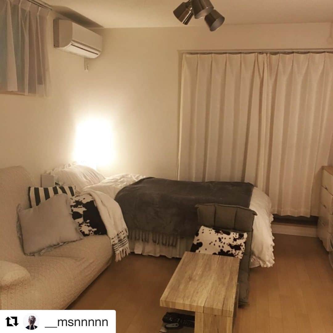 のインスタグラム：「@__msnnnnnさんのシャーメゾンのお部屋。 . くつろぎタイムには思い切ってお部屋の明かりをこんなふうに間接照明だけにするのもおすすめ✨映画や音楽🎼を楽しんだり、お肌のお手入れ🧴をしたり、ゆっくり過ごしたいお休み前の時間にはフロアライトやベッドランプのほのかなあかりが◎です💕 . #repost #リポスト #シャーメゾン #シャーメゾンのお部屋 #積水ハウス #実例 #インテリア #賃貸インテリア #スタイリング #おしゃれ #シンプル #シンプルインテリア #ワンルーム #リビングルーム #ベッドルーム #フロアランプ #間接照明 #styling #simple #relax #interiordesign #homedecor #livestagrammer #roomclip #instahome #oneroom #livingroom #bedroom #floorlamp」