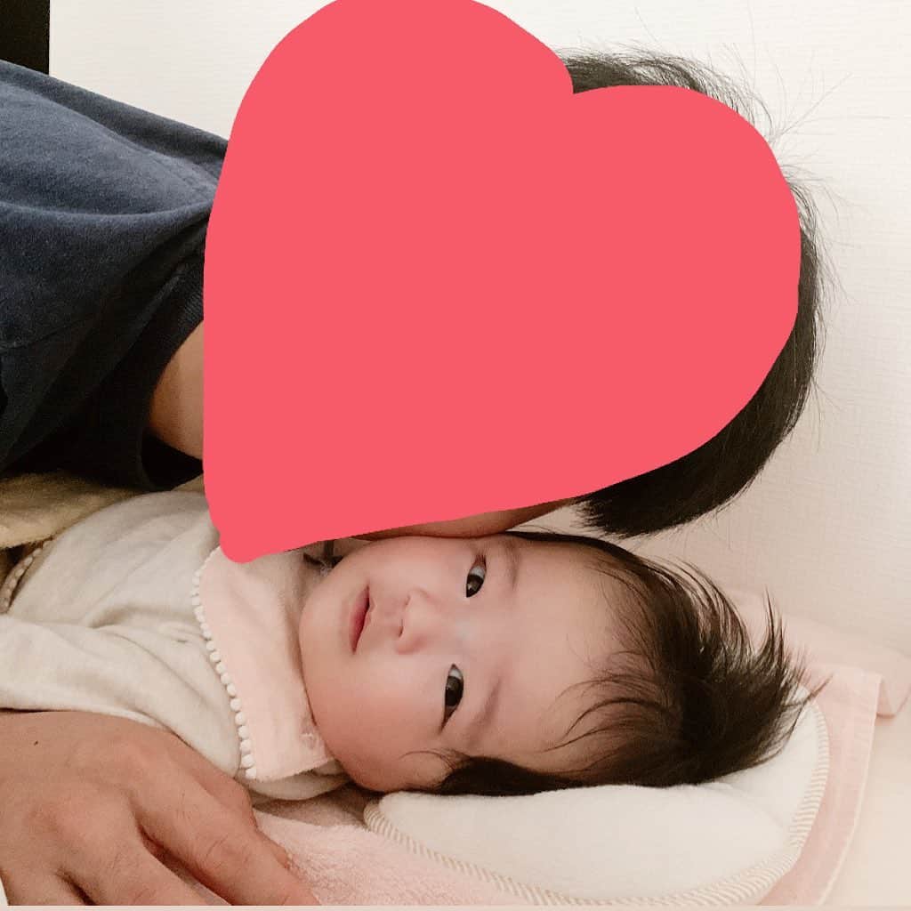 しほの涼のインスタグラム：「朝目が覚めたら、大好きな宝物2人がこっち見てた🥺💕 子供産まれるまで海外旅行が大好きで、泊まったホテルから見える景色に心が踊ったけど、この幸せには何も勝てないな😵💦 私を母親にしてくれてありがとう😌 旦那にも子供にも感謝💕💕 #スマイル育児#生後4カ月#令和ベイビー#女の子ベビー#女の子ベイビー#ベビフル#ベビママ#赤ちゃんのいる生活#赤ちゃんのいる暮らし#赤ちゃん#赤ちゃん本舗#アカチャンホンポ #カバーオール #赤ちゃん」