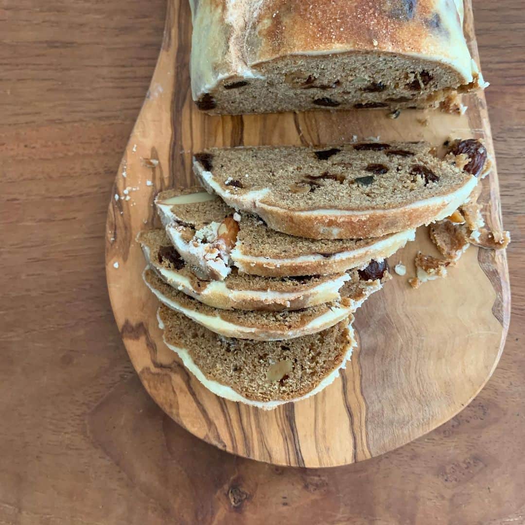 のインスタグラム：「先日の撮影おやつ。1枚目はTAKIBI BAKERYのスパイスティーのシュトーレン。毎年、渋皮栗のシュトーレンを購入するのですが、初めて見かけたこちらを手みやげに。DEAN ＆ DELUCAのみの販売なのだとか。素敵な包紙の写真を撮り忘れる痛恨のミス😢　２枚目は料理家の先生からいただいた泉屋のクッキー。こちらもなんとなくクリスマスのムード。それにしても、料理の撮影だというのに…甘いものは本当に別腹！　幸せ気分になりました。 #シュトーレン　#TAKIBI BAKERY  #泉屋　スペシャルクッキーズ #エクラ　#撮影おやつ」