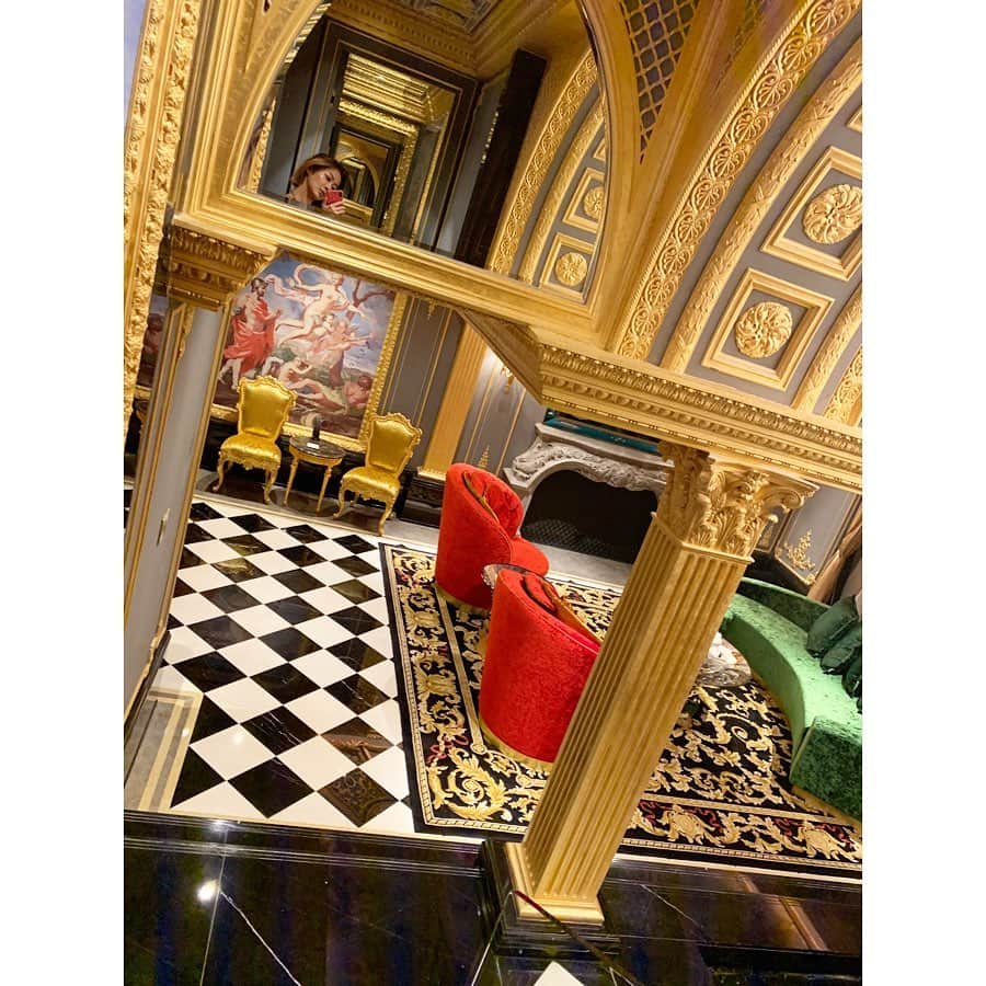 松岡李那さんのインスタグラム写真 - (松岡李那Instagram)「New hotel in Macao 🇲🇴 My first time @the13macao ❤️ My room was so huge!!!🥰 I feel like queen 👸💗👑 マカオに新しくできたホテル❣️ なんか部屋の中にプールあったょ😃 天井が高くて絵が描いてたり全て金と大理石！ なんか女王様になった気分👸👑 • • • #allgoldeverything #the13 #luxuryhotel #macau #macautrip #christianlouboutin」11月19日 17時17分 - linahxoxo