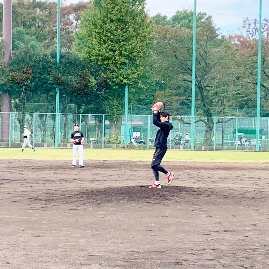 上重聡さんのインスタグラム写真 - (上重聡Instagram)「久々の野球⚾️ チーム「シューイチ」4番ショートで出場。 サードを守っているのは安村アナウンサー。 1イニングだけマウンドにも上がりました⚾️ ブランクの恐ろしさを思い知りました笑笑  #シューイチ　#野球 #安村直樹」11月19日 17時17分 - satoshi18kamishige