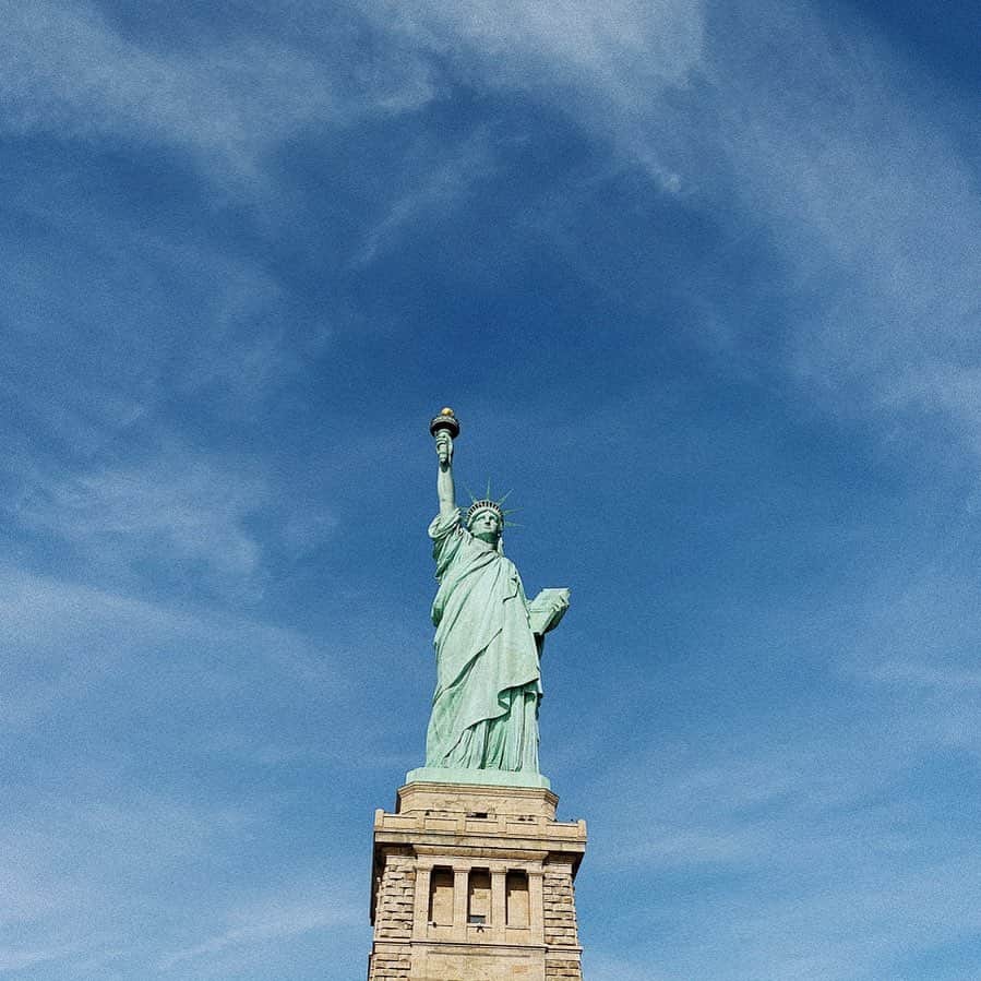 Lyloutteのインスタグラム：「~ Salut toi ! 🗽 9 . 11 . 19 { #newyork #nyc #statueofliberty #vscotravel」