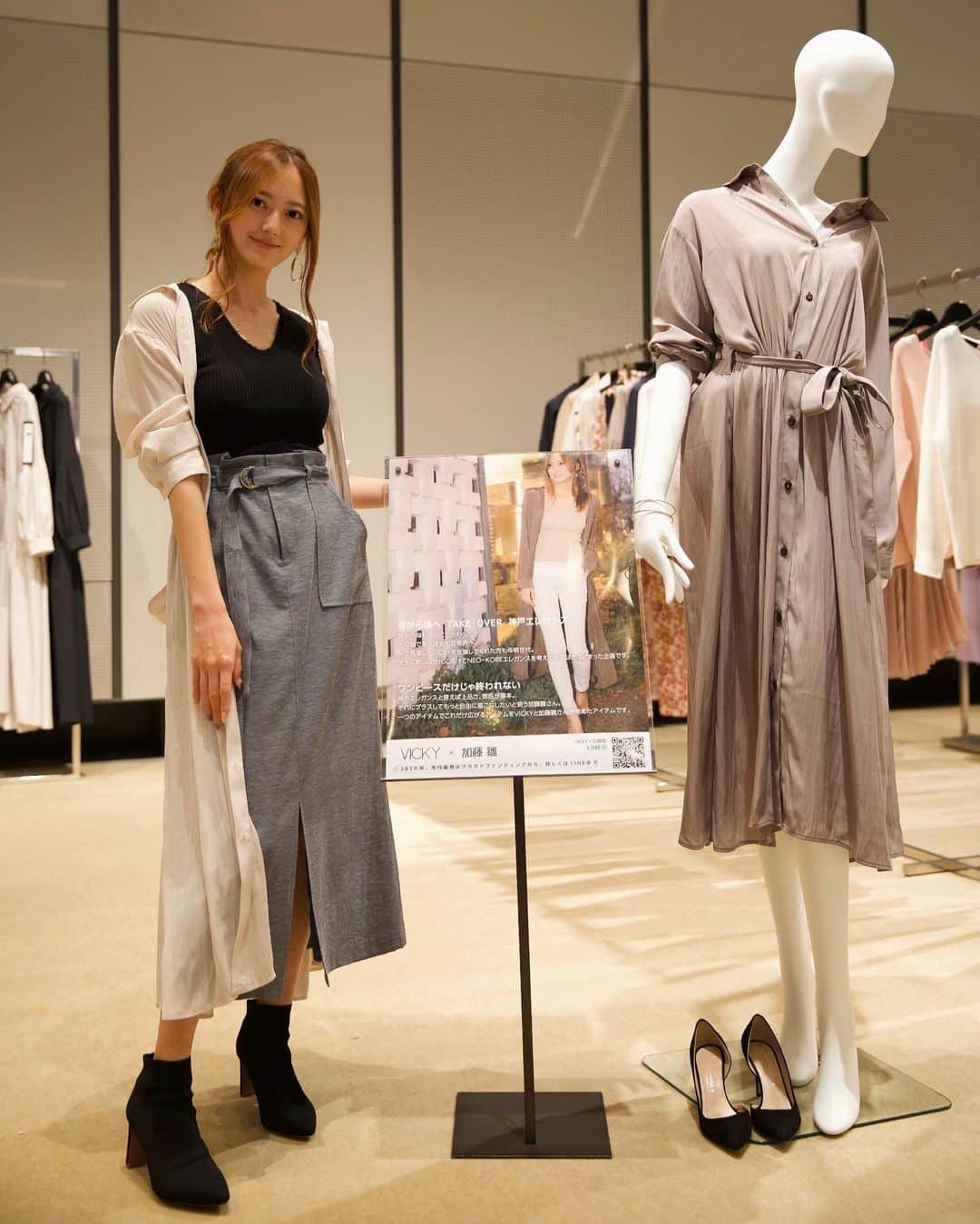 加藤雛のインスタグラム：「展示会に行ってきました。 “女性らしさを演出したふわっとした質感のワンピース” をイメージしてつくったよ😌  #VICKY #2020SS #ファッション #春コーデ #加藤雛 #シャツワンピース #春服」